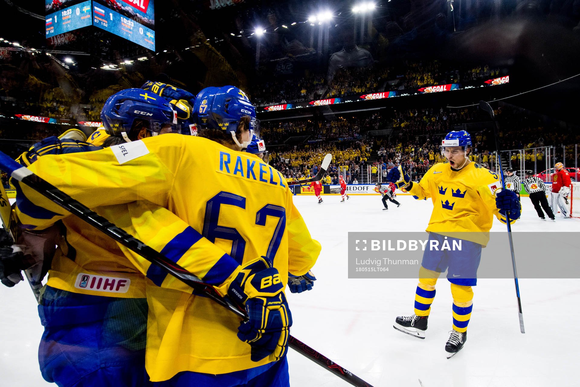 Sveriges Adrian Kempe jublar med lagkamrater