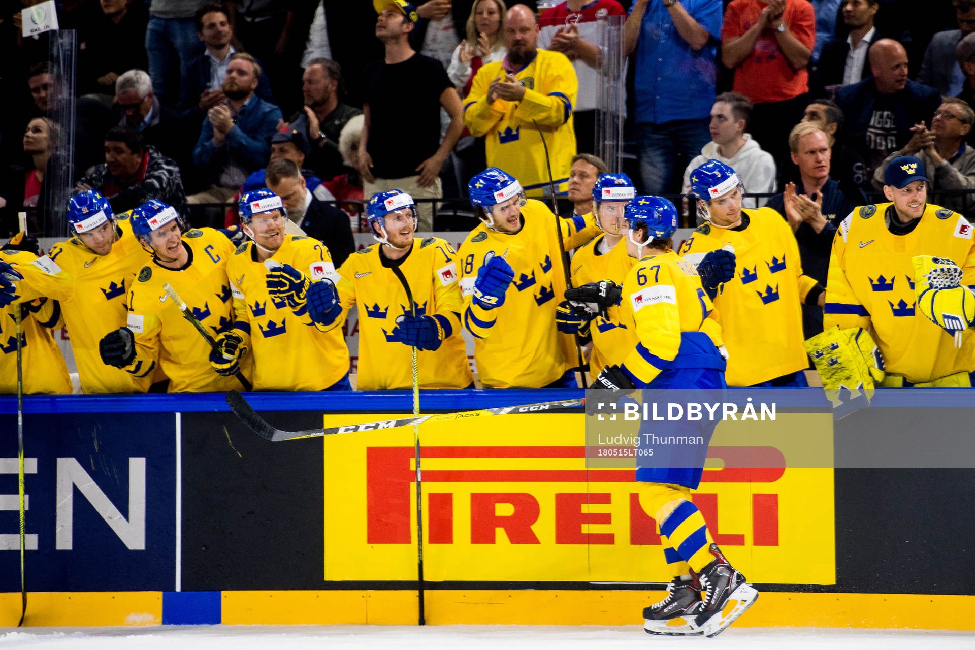 Sveriges Rickard Rakell jublar med lagkamrater