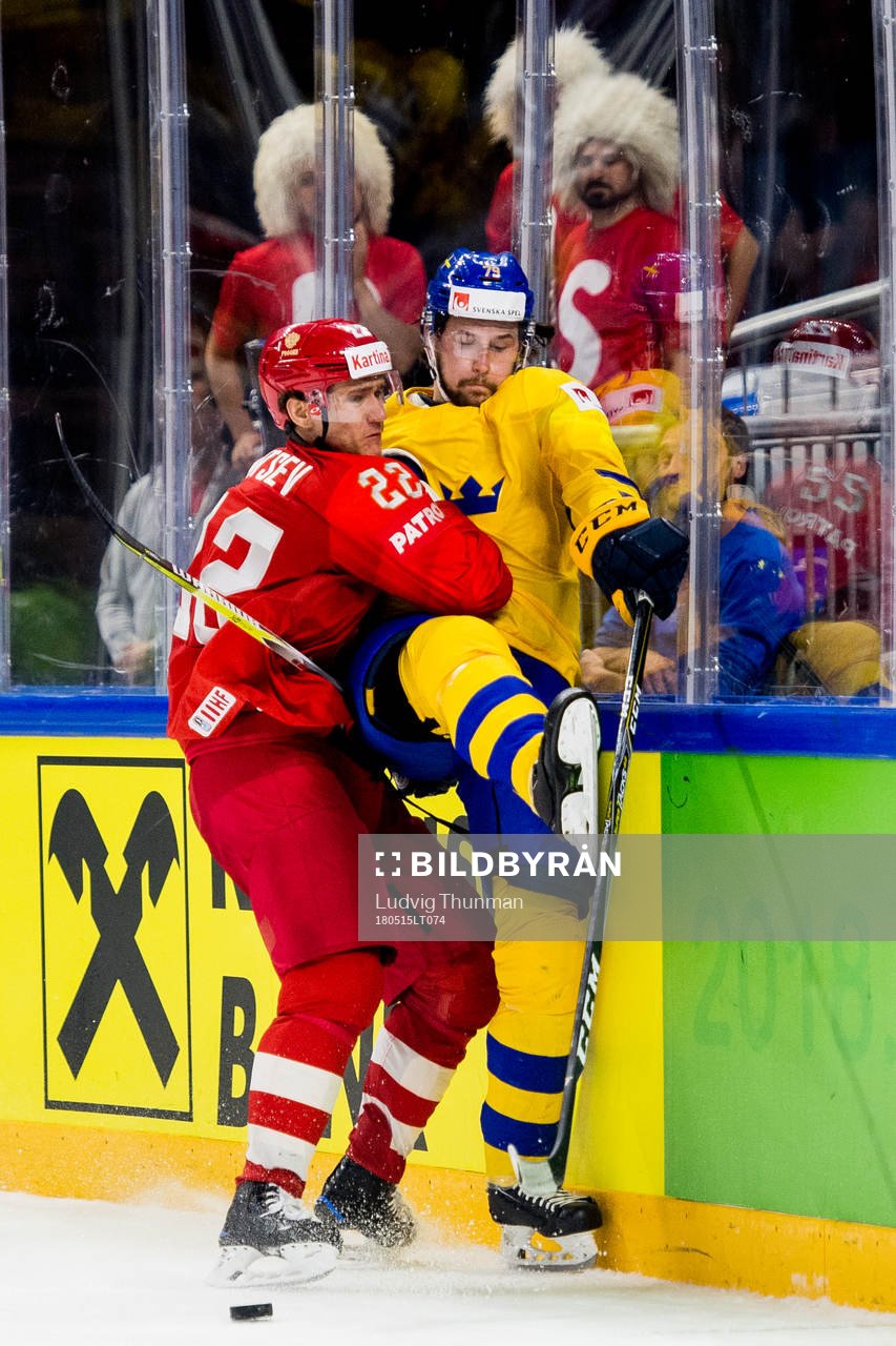 Sveriges Filip Forsberg tacklas av Rysslands Stanislav
