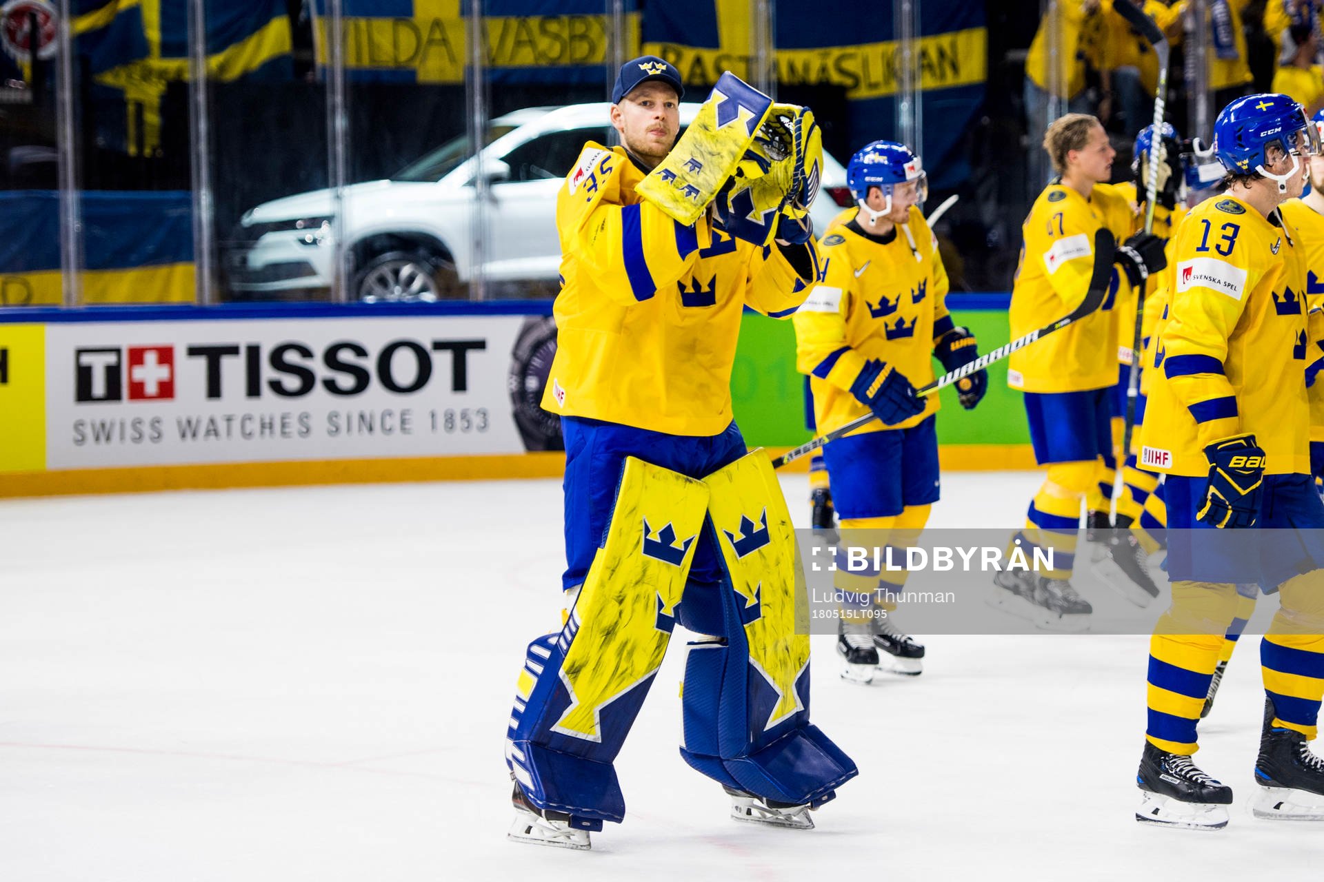 Sveriges målvakt Magnus Hellberg tackar publiken