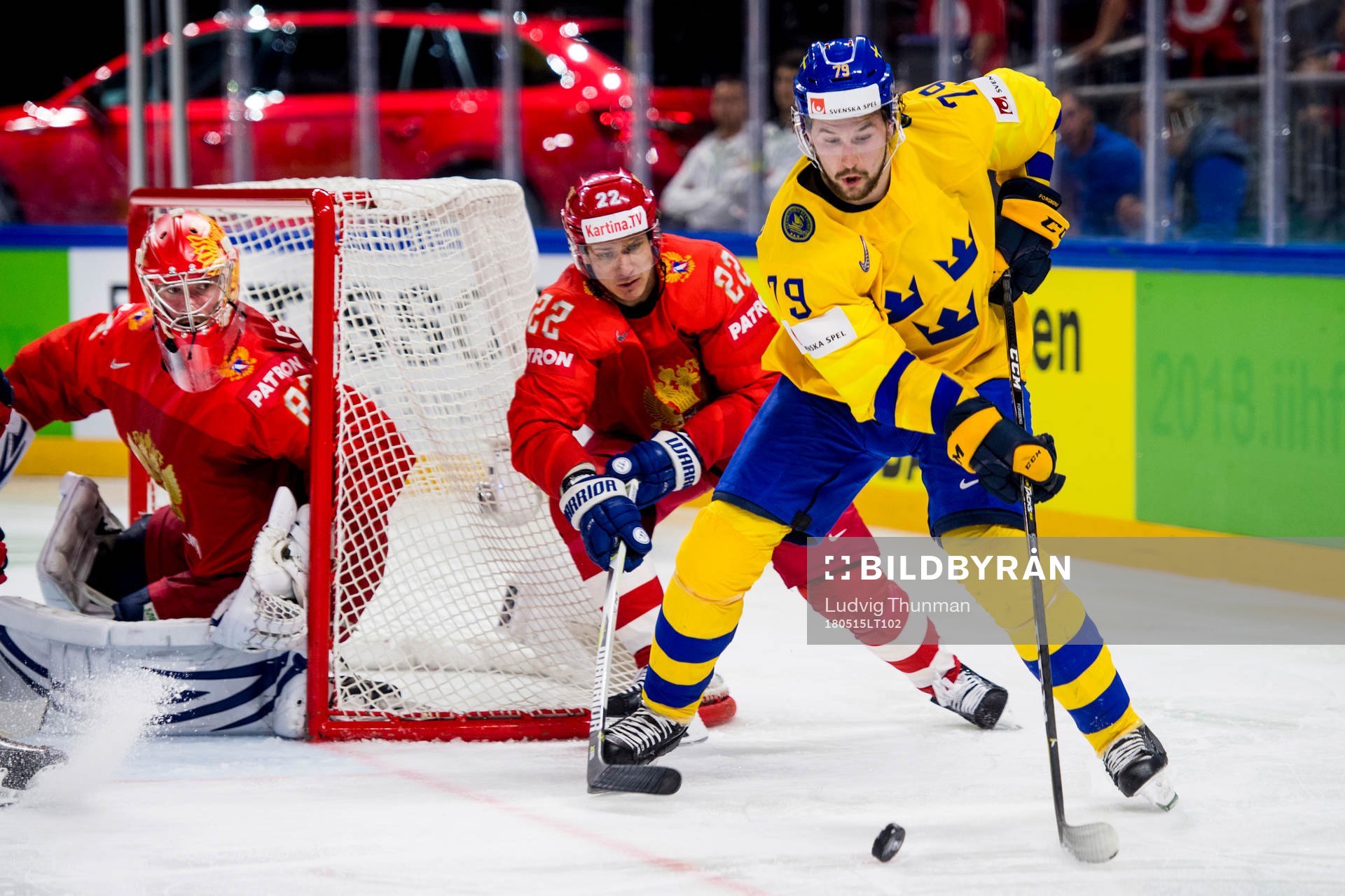 Sveriges Filip Forsberg pressas av Rysslands Nikita Zaitsev
