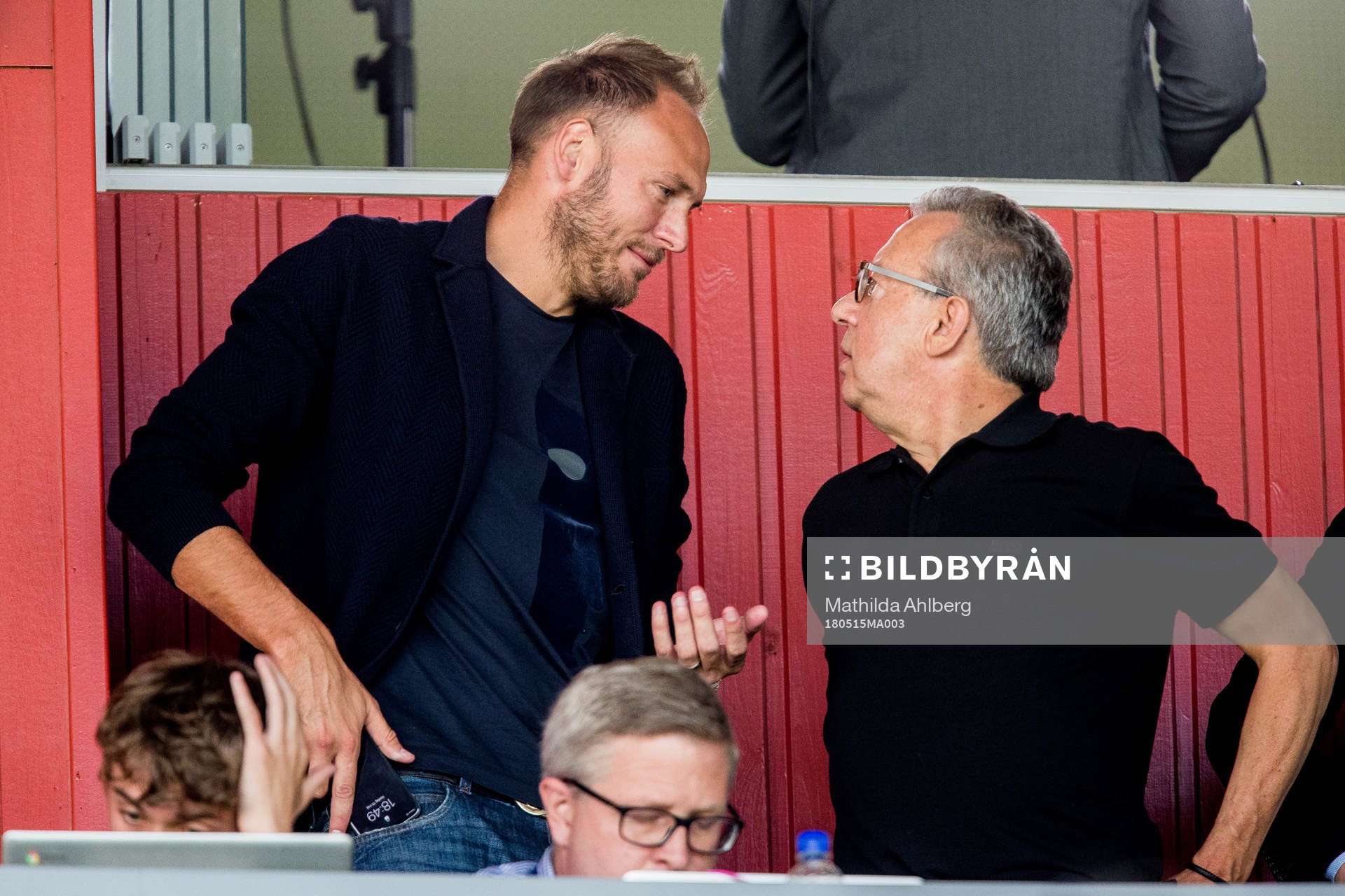 Andreas Granqvist på läktaren innan fotbollsmatchen i