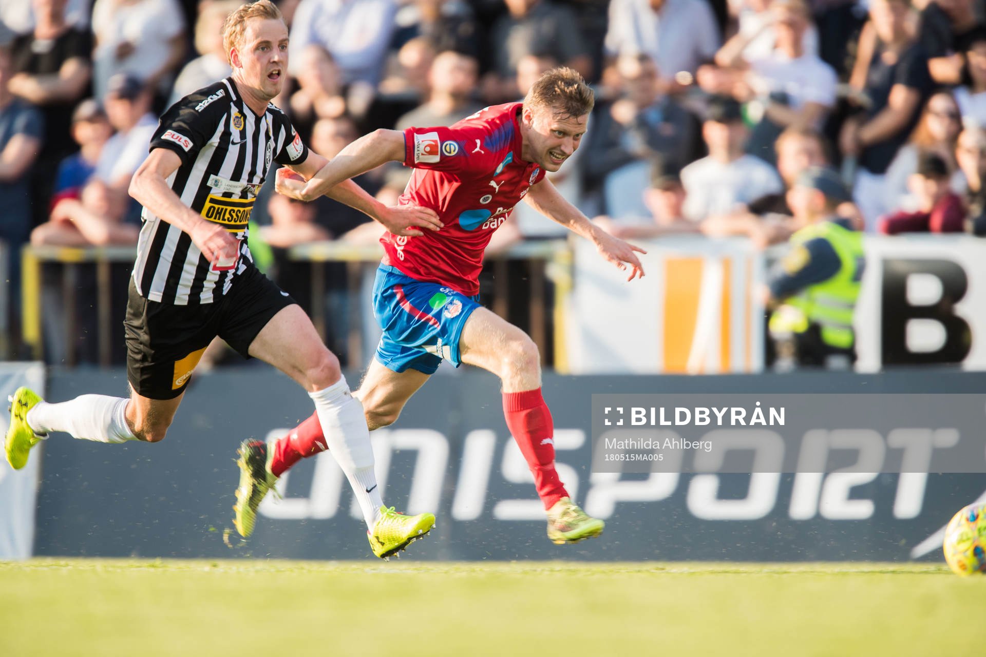 Landskronas Måns Ekvall och Helsingborgs Abdri Runar Bjarnason under fotbollsmatchen i Superettan mellan Landskrona BoIS och Helsingborg den 15 maj 2018 i Landskrona.