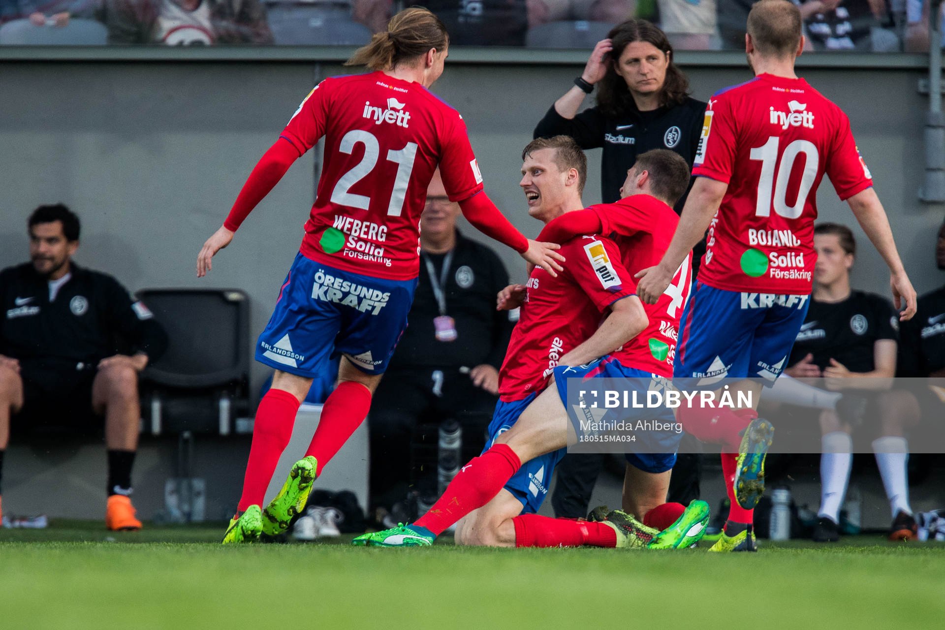 Helsingborgs Andri Runar Bjarnason jublar med lagkamrater efter 1-0 under fotbollsmatchen i Superettan mellan Landskrona BoIS och Helsingborg den 15 maj 2018 i Landskrona.
