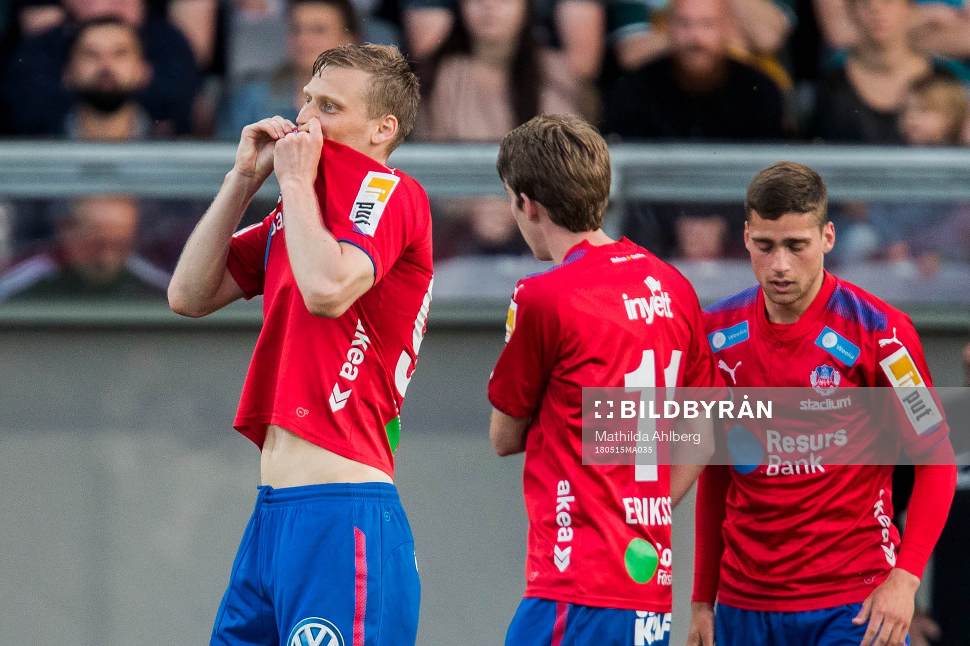  Helsingborgs Andri Runar Bjarnason kysser klubbmärket efter 1-0 under fotbollsmatchen i Superettan mellan Landskrona BoIS och Helsingborg den 15 maj 2018 i Landskrona.
