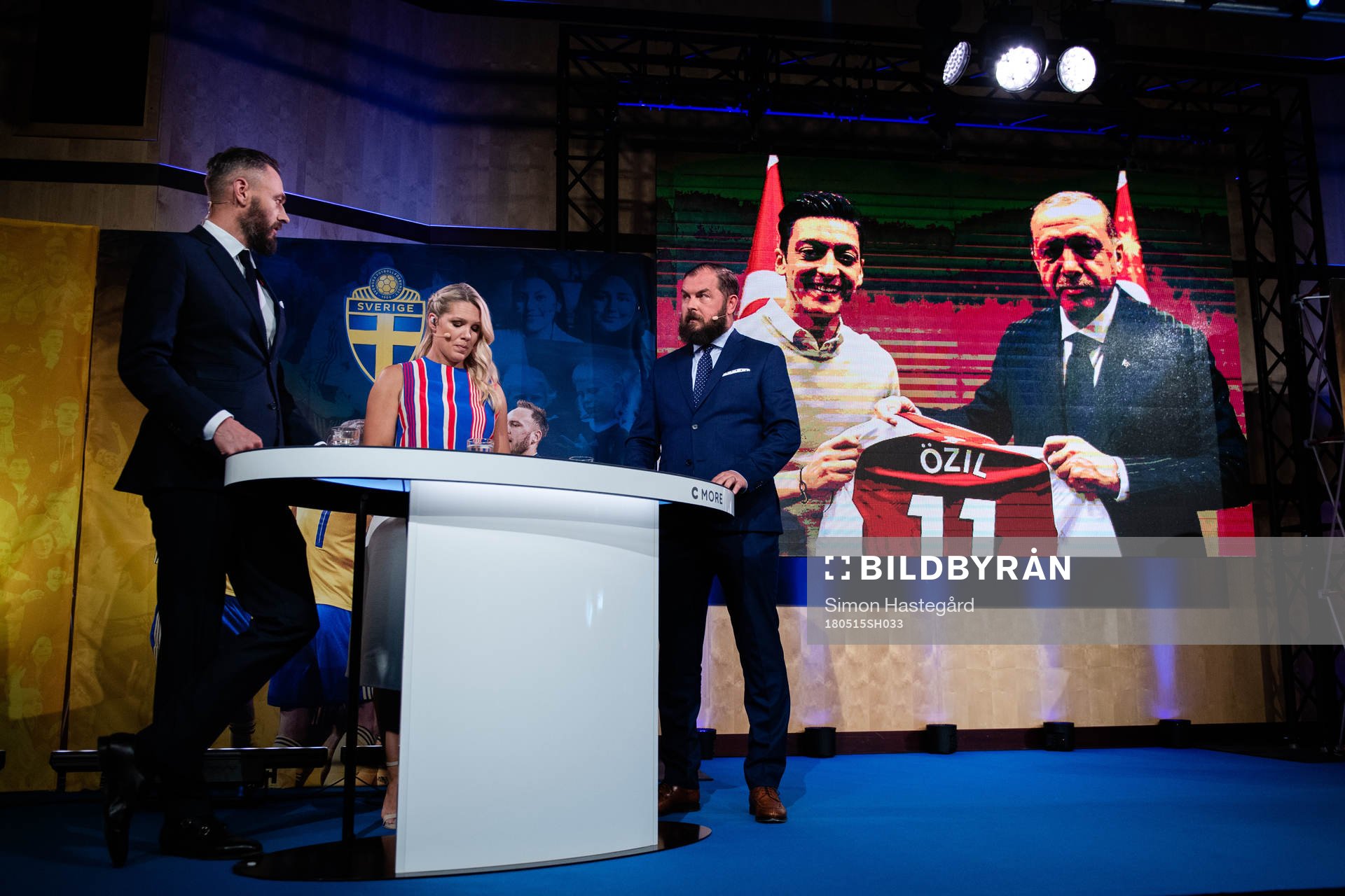 Cmores Olof Lundh, Anna Brolin och Axén diskuterar en bild på Mesut Özil och Turkiets president Recep Tayyip Erdogan under en presskonferens anordnad av svenska fotbollförbundet den 15 maj 2018 i Stockholm.