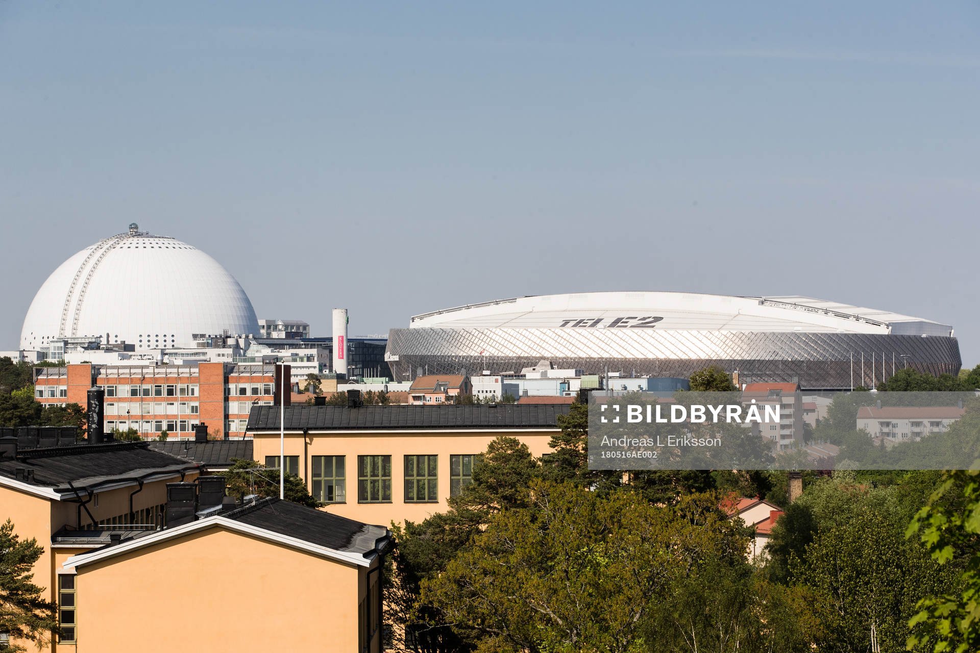 Exteriör av Globen och Tele2 Arena innan fotbollsmatchen i