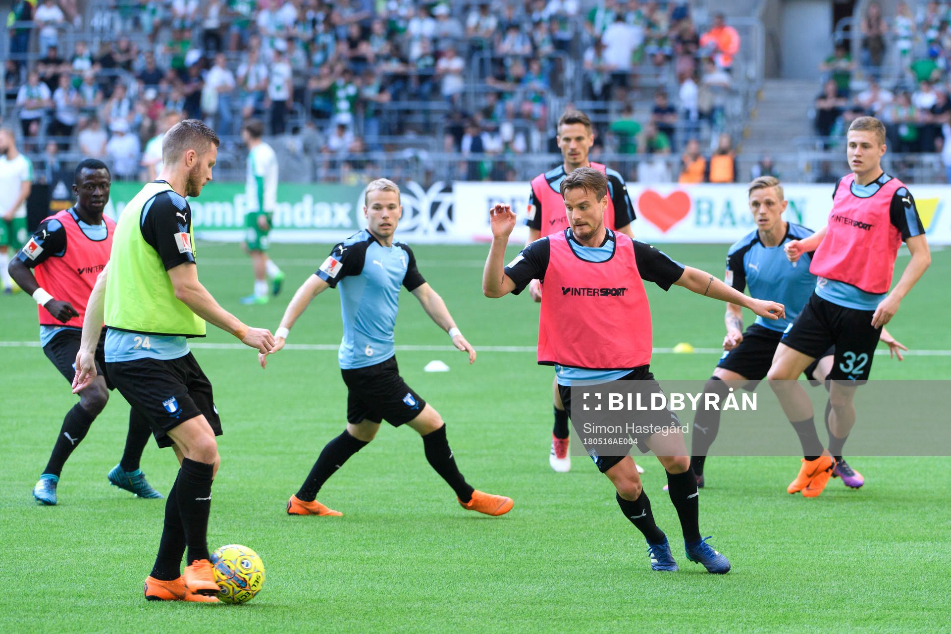 Malmö FF värmer upp innan fotbollsmatchen i Allsvenskan