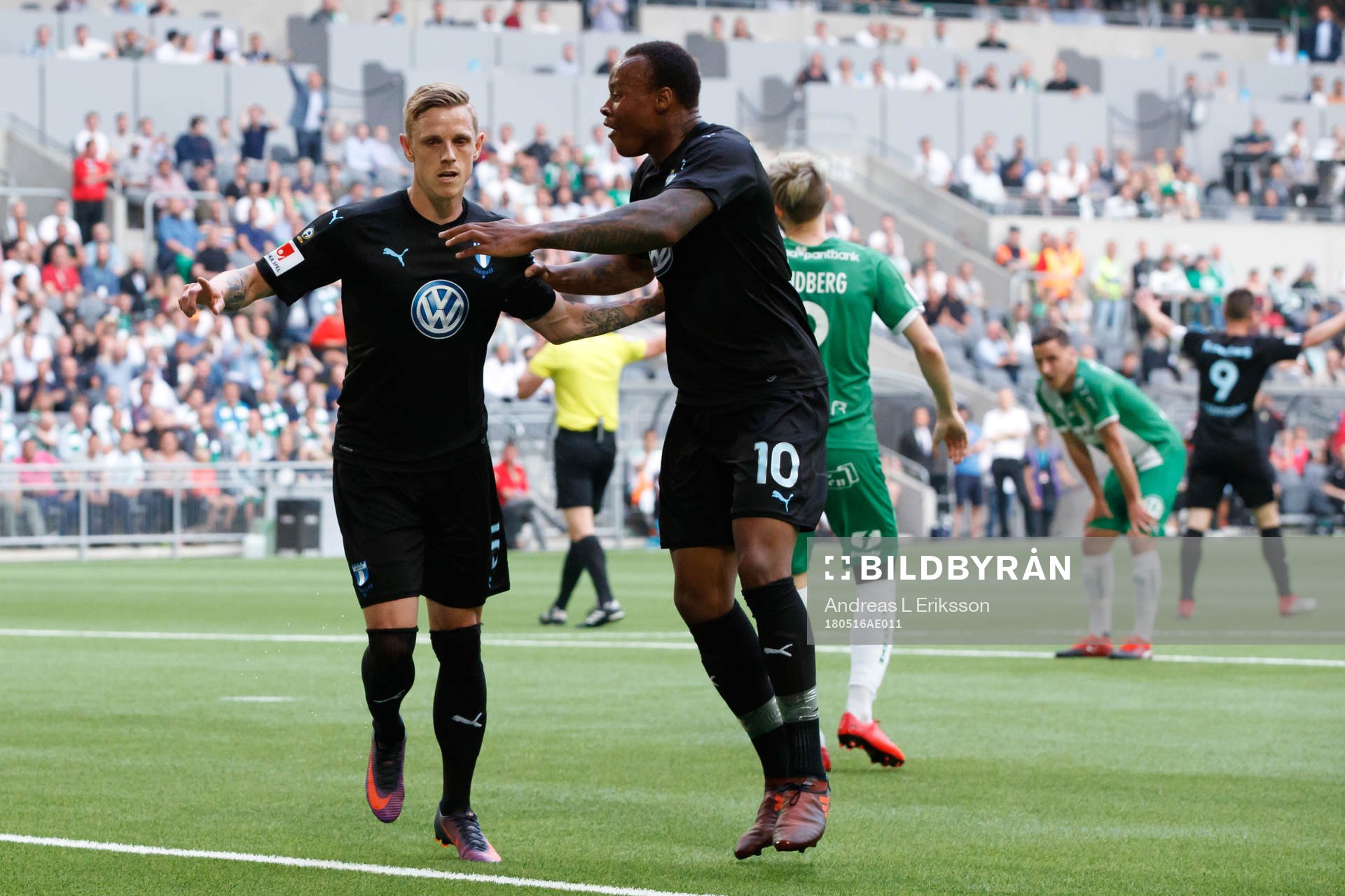 Malmö FFs Sören Rieks jublar med Carlos Strandberg