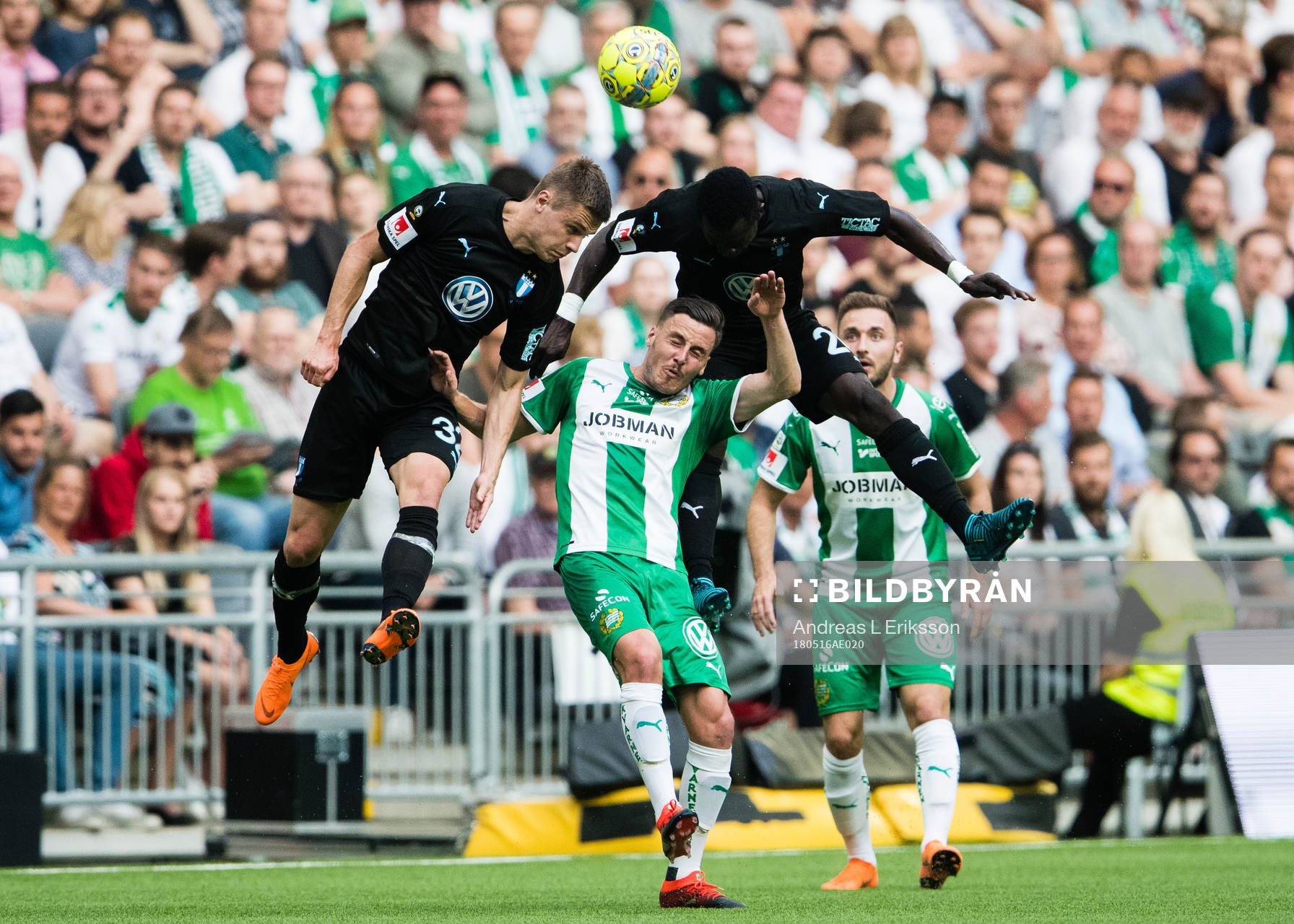 Hammarbys Jeppe Andersen i en nickduell med Malmö FFs Mattias Svanberg och Bonke Innocent under fotbollsmatchen i Allsvenskan mellan Hammarby och Malmö FF den 16 maj 2018 i Stockholm.