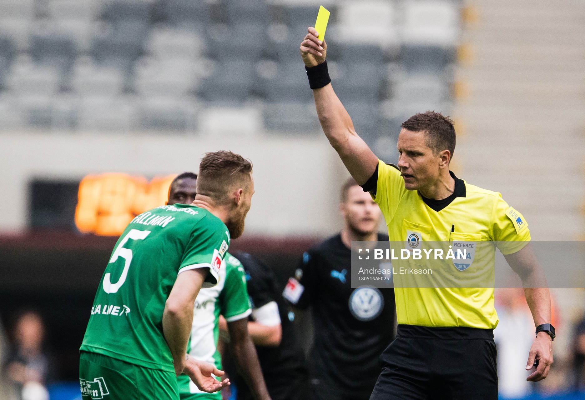 Hammarbys David Fällman får ett gultkort av domare Martin