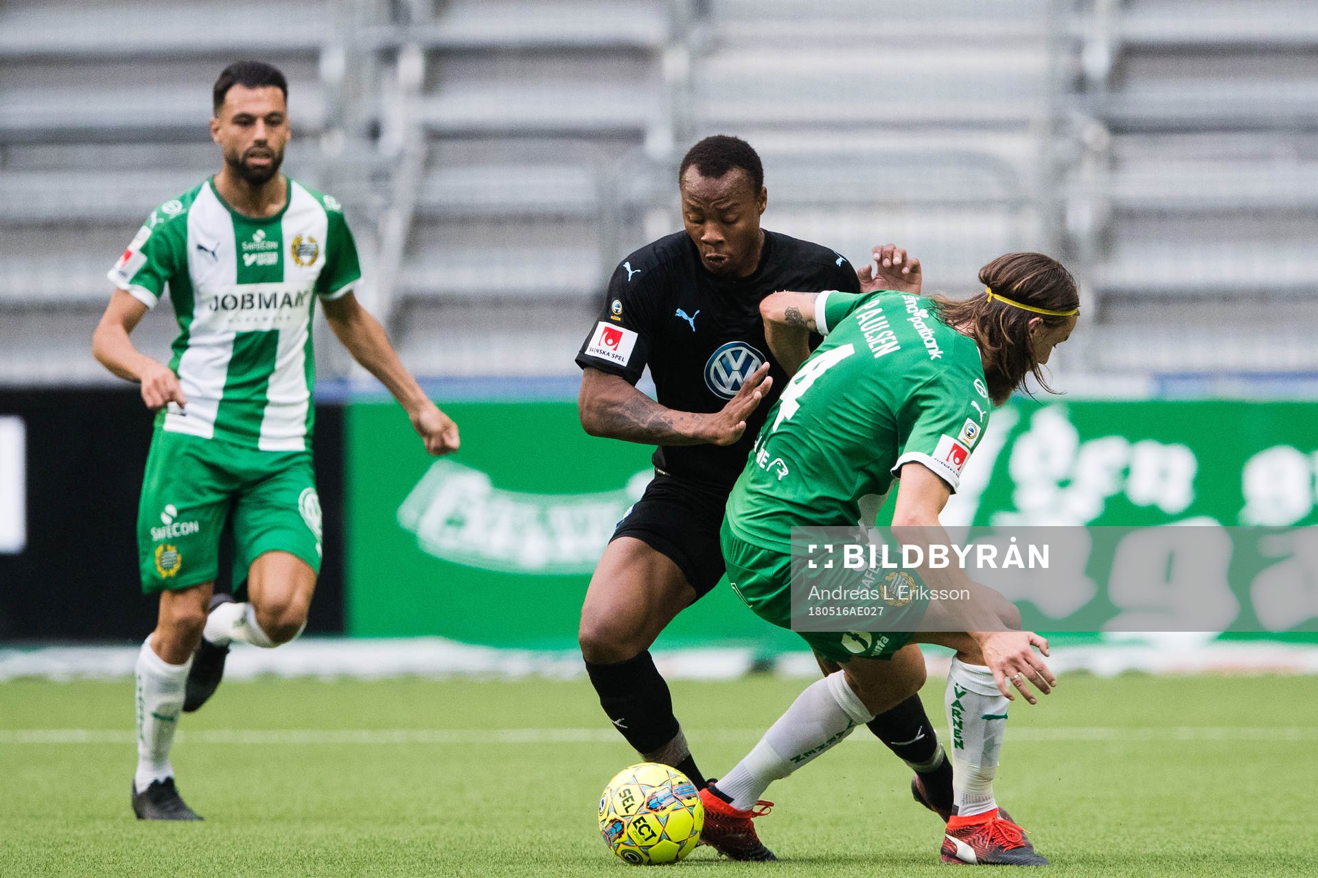 Malmö FFs Carlos Strandberg i kamp om bollen med Hammarbys