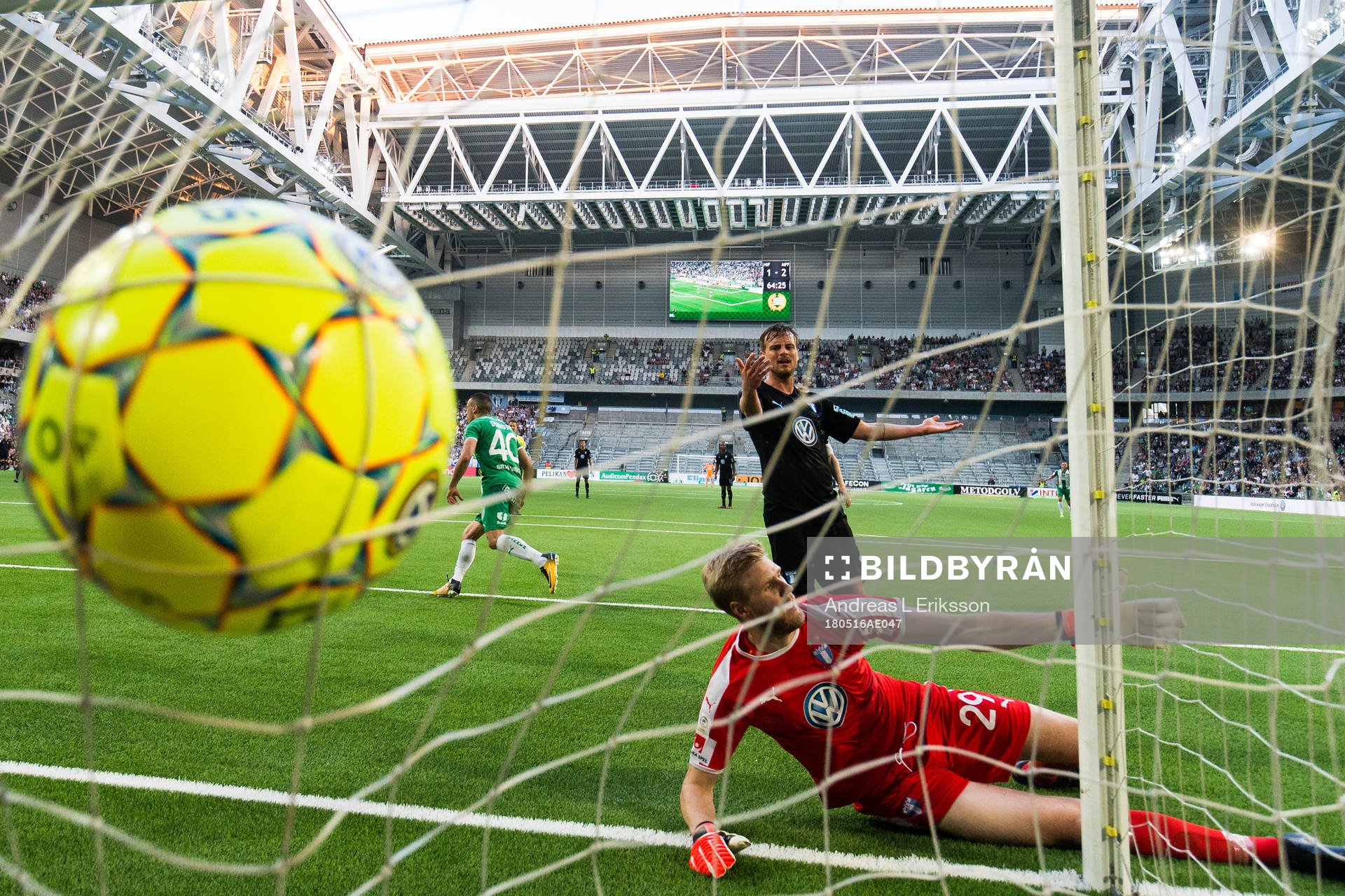 Hammarbys Nicola Djurdjic gör 2-2 på nick förbi Malmö