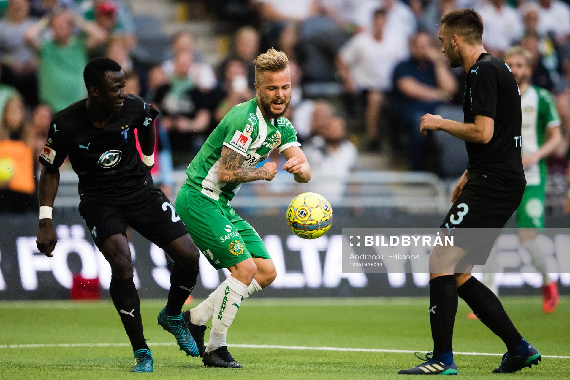 Malmö FFs Bonke Innocent och Egzon Binaku försvarar sig