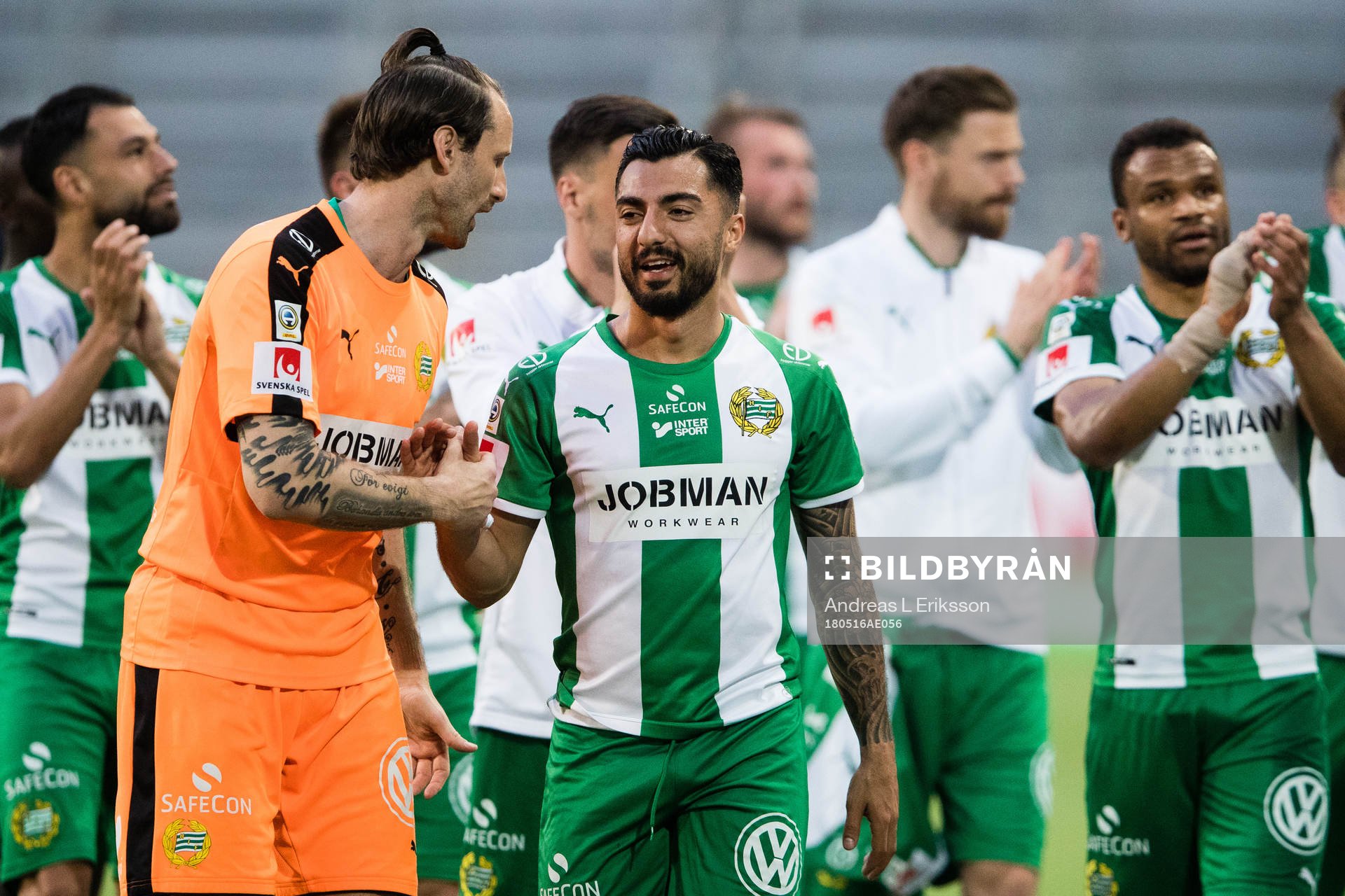 Hammarbys målvakt Johan Wiland och Jiloan Hamad jublar