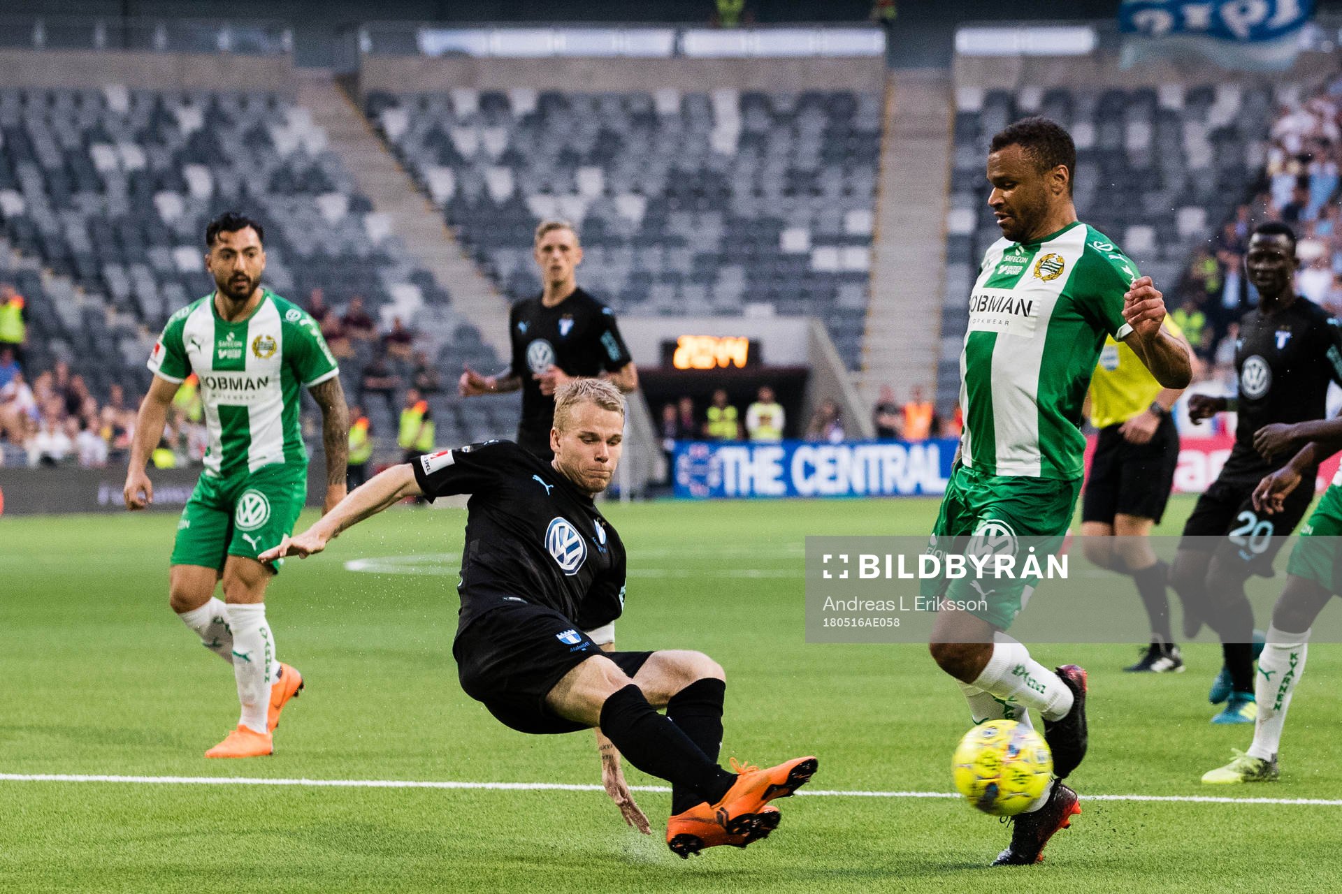 Malmö FFs Oscar Lewicki i kamp om bollen med Hammarbys