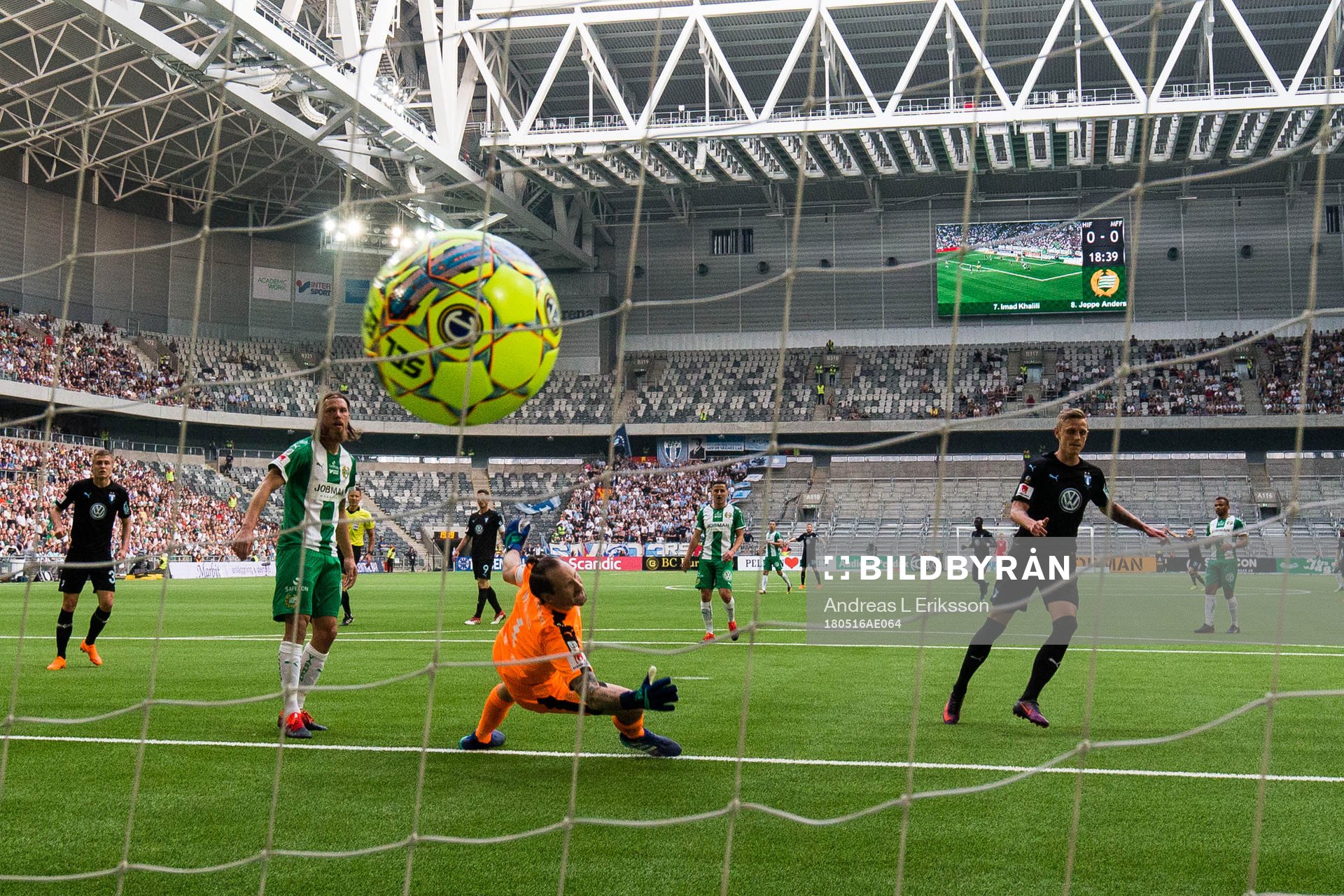 Malmö FFs Sören Rieks gör 0-1 fär Malmö FF bakom