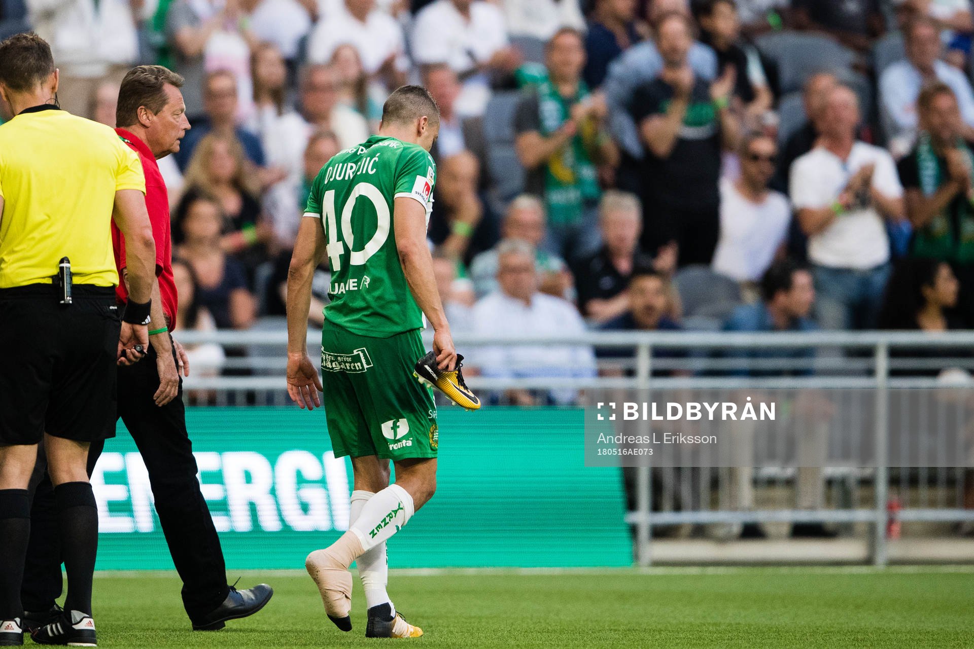 Hammarbys Nikola Djurdjic kliver av plan med lindad fot
