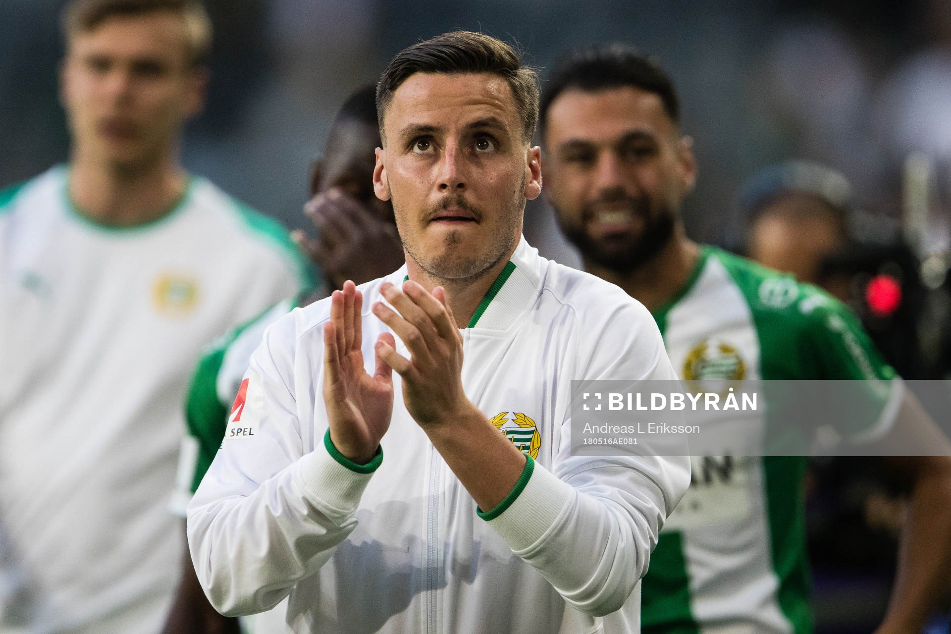 Hammarbys Jeppe Andersen tackar publiken efter fotbollsmatchen i Allsvenskan mellan Hammarby och Malmö FF den 16 maj 2018 i Stockholm.