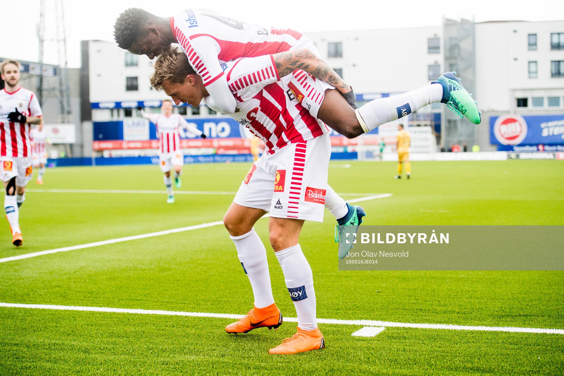 Runar Espejord and Mushaga Bakenga of Tromsø celebrate the