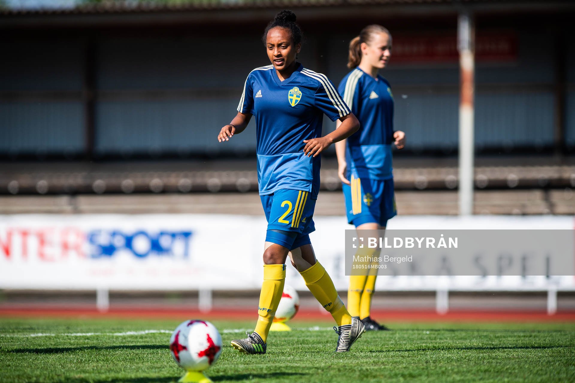 Sveriges Arsema Weldai under uppvärmningen inför fotbollsmatchen i fyrnationsturneringen mellan Österrike och Sverige den 16 maj 2018 i Stenungsund.