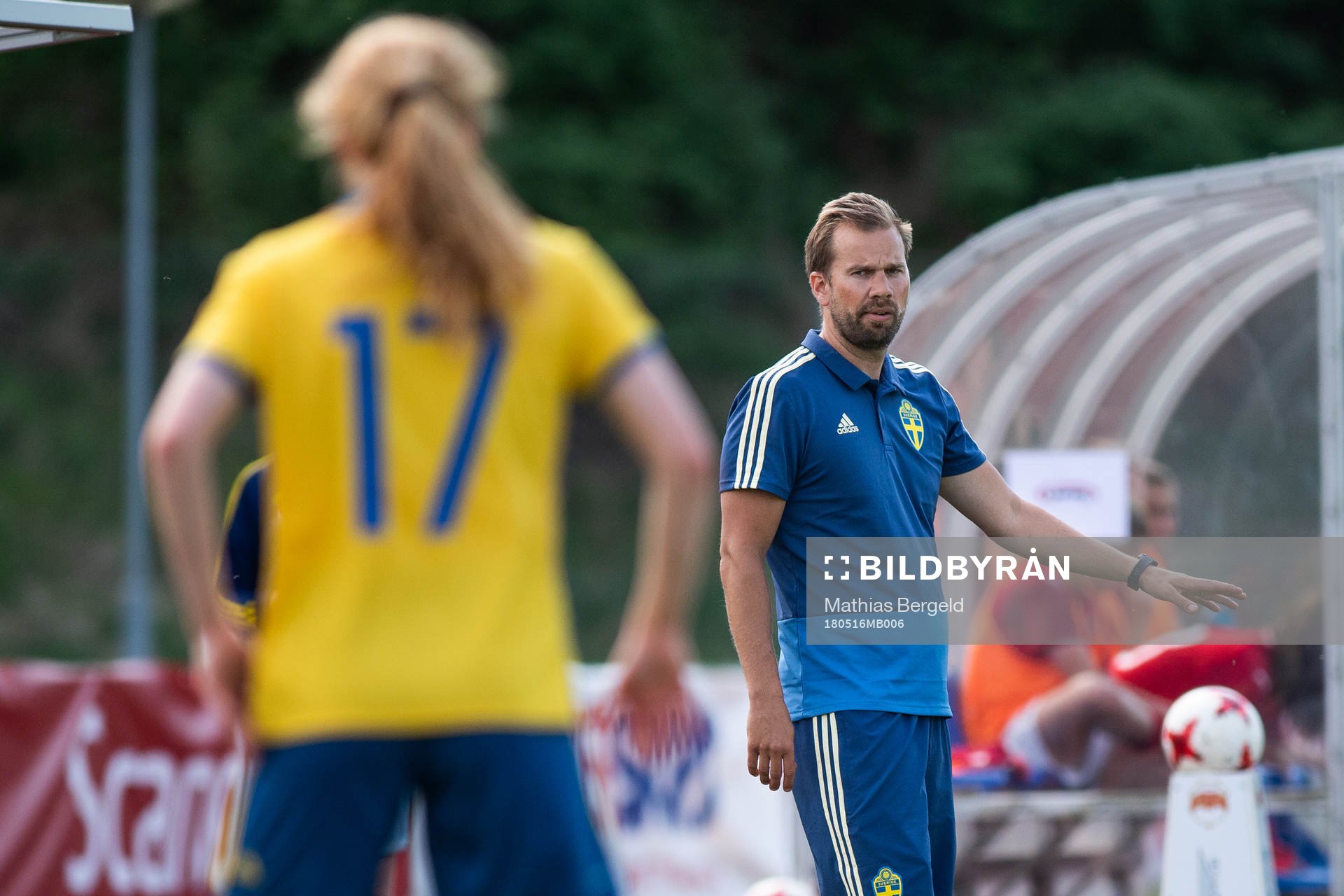 Sveriges förbundskapten Pär Lagerström under fotbollsmatchen i fyrnationsturneringen mellan Österrike och Sverige den 16 maj 2018 i Stenungsund.