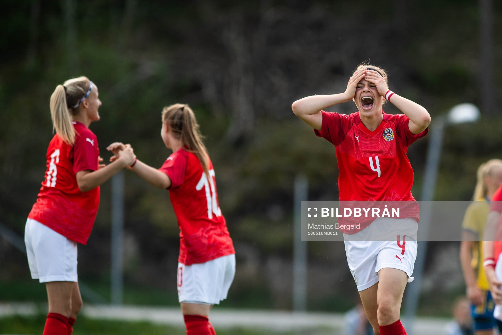 Österrikes Leonie Salzgeber jublar efter att Cecilja Rados (ej i bild) gjort 2-1-målet under fotbollsmatchen i fyrnationsturneringen mellan Österrike och Sverige den 16 maj 2018 i Stenungsund.