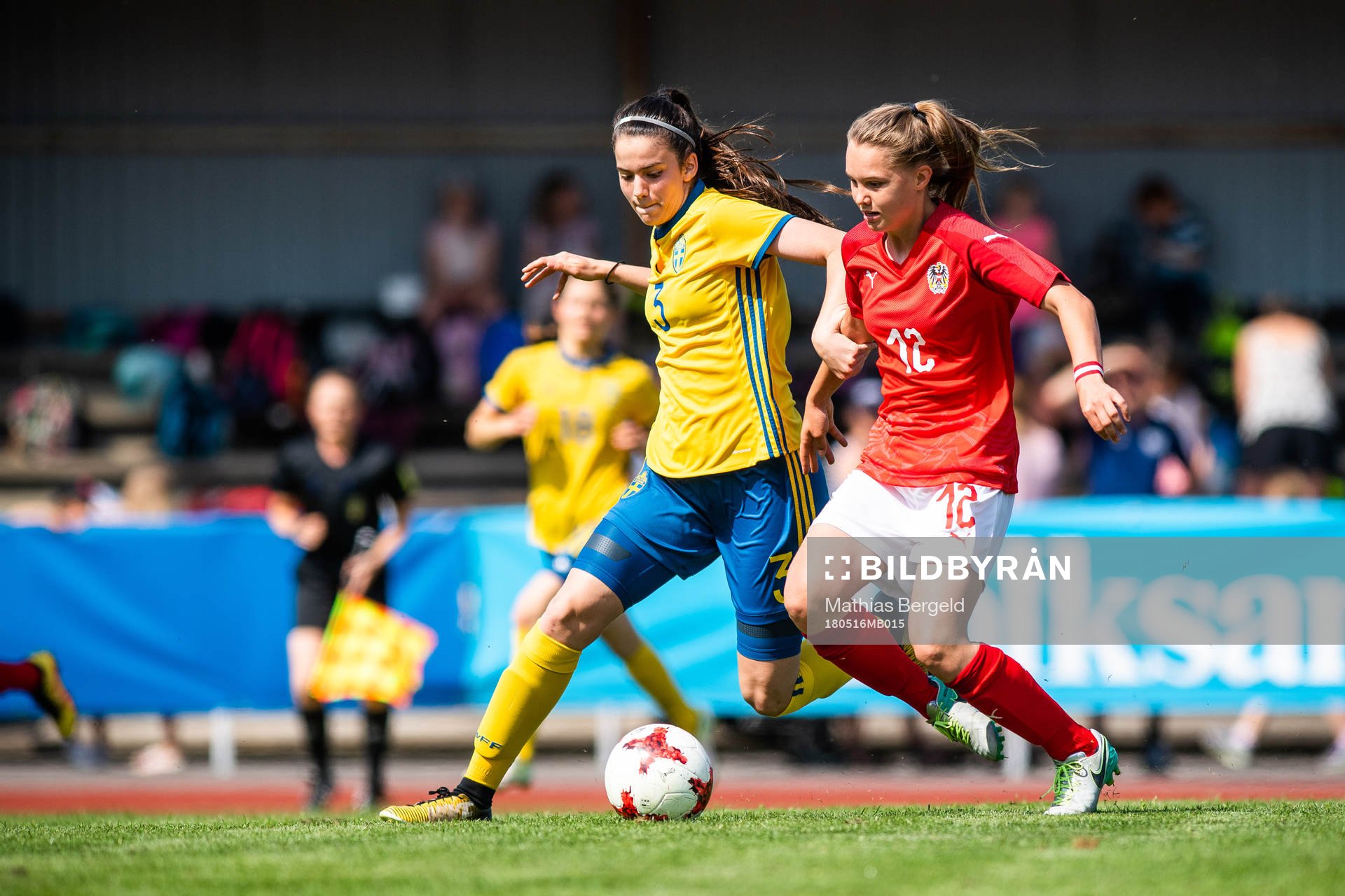 Sveriges Andrea Simonovic Pajovic i kamp om bollen med Österrikes Lilli Purtscheller under fotbollsmatchen i fyrnationsturneringen mellan Österrike och Sverige den 16 maj 2018 i Stenungsund.