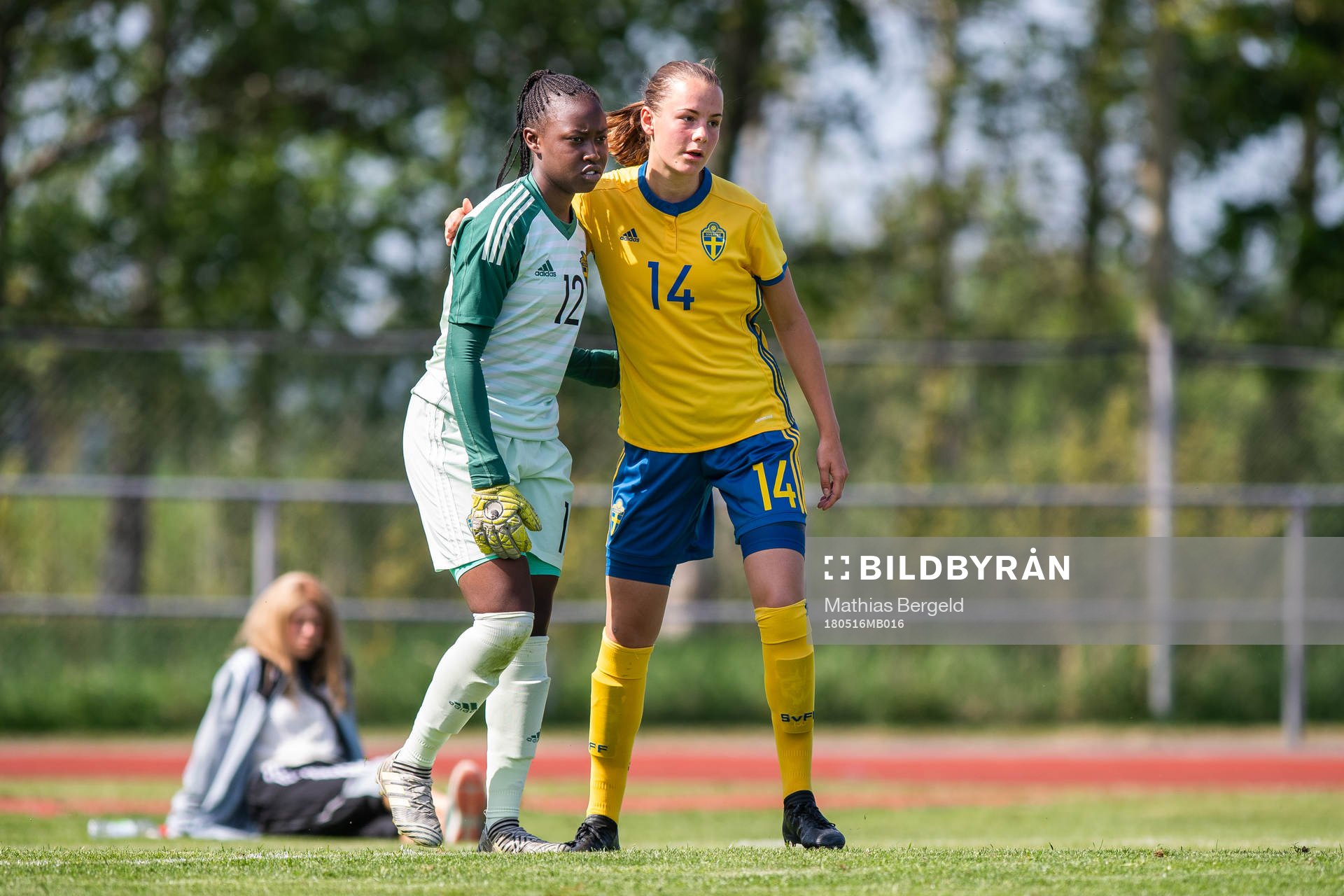 Sveriges målvakt Eshirendah Mukasa och Louise Matsgård