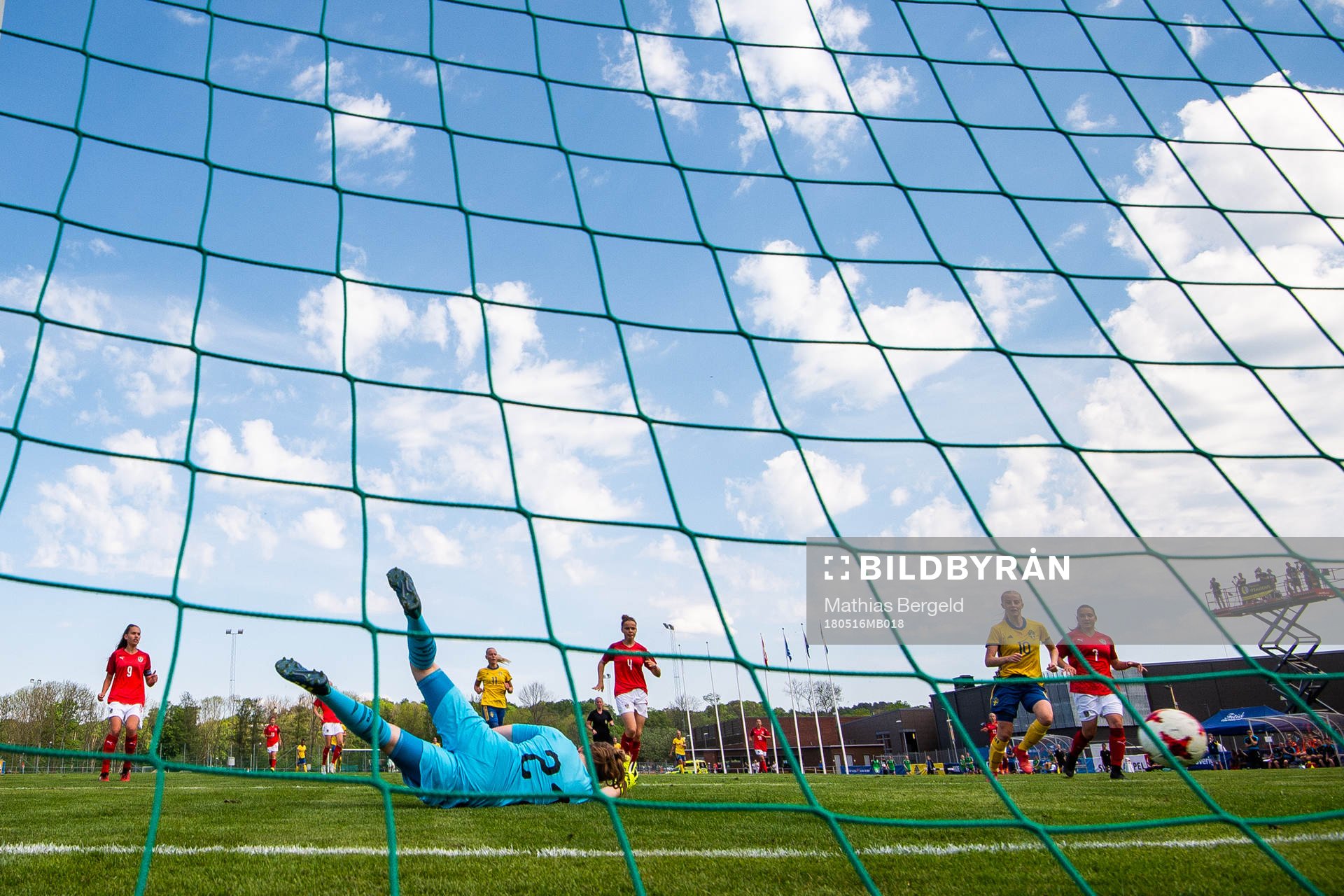 Sveriges Hanna Ekengren (ej i bild) gör 1-0 bakom Österrikes målvakt Celina Leitner under fotbollsmatchen i fyrnationsturneringen mellan Österrike och Sverige den 16 maj 2018 i Stenungsund.