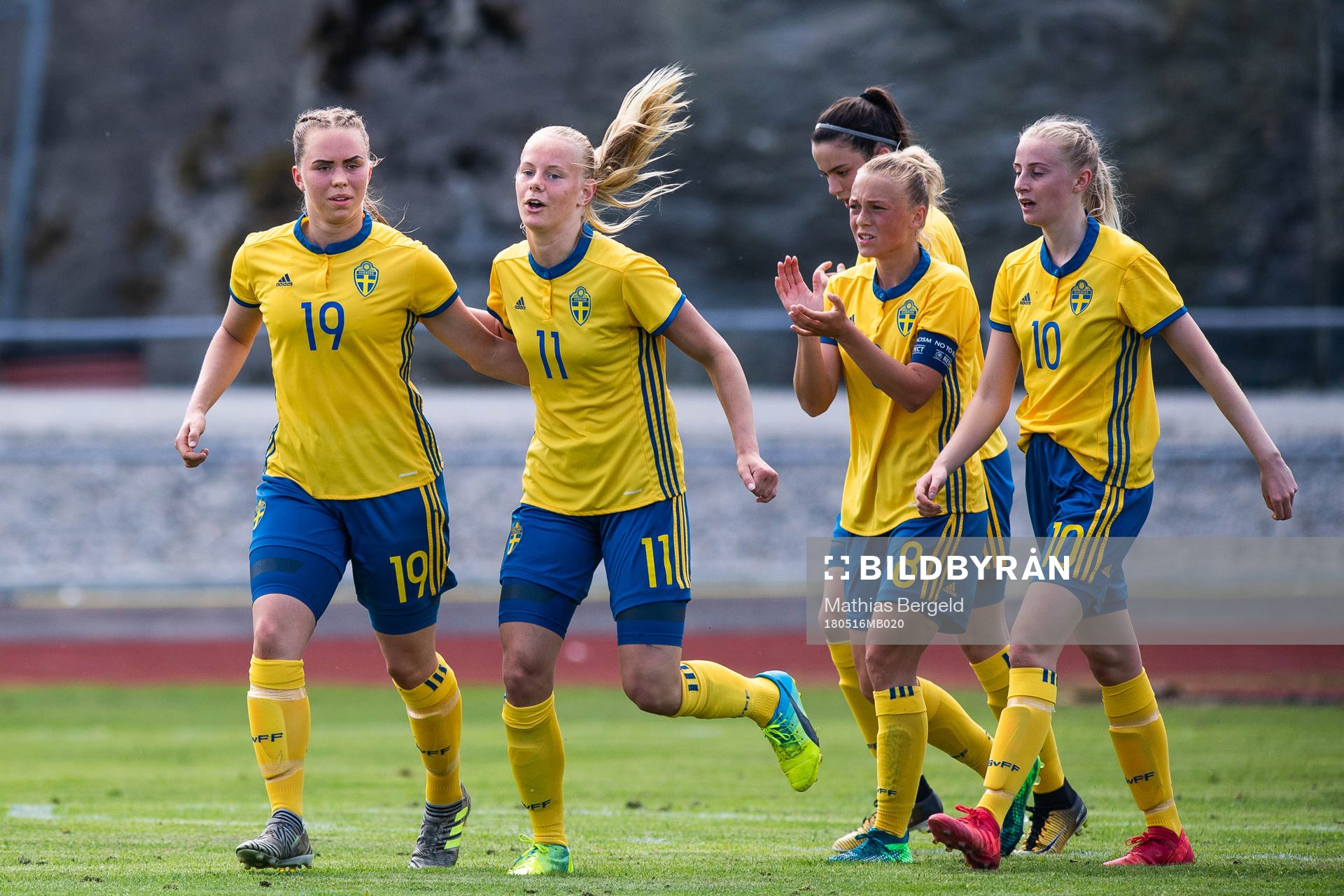 Sveriges Nina Koppang jublar med målskytten till 1-0 Hanna