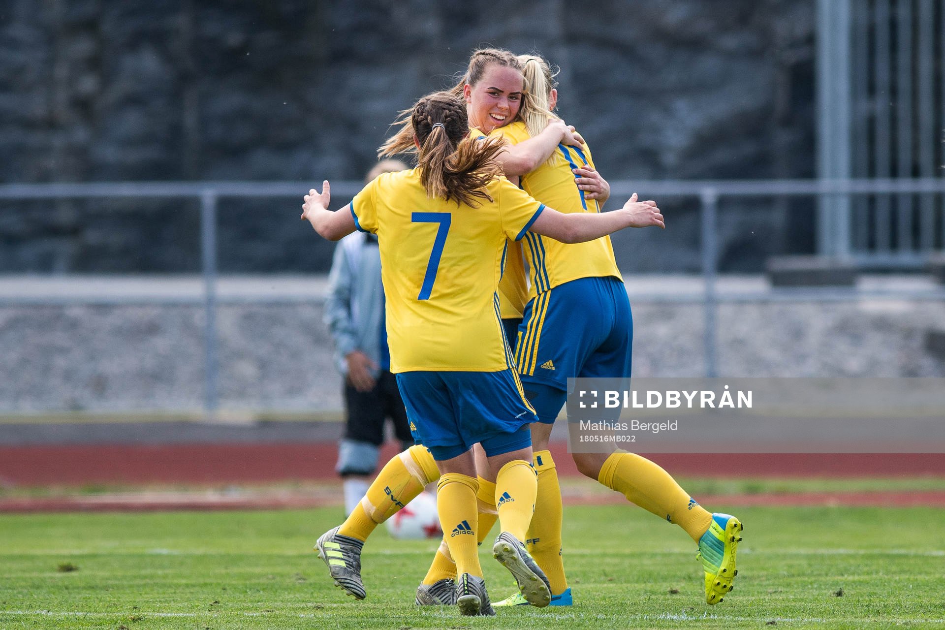 Sveriges Felicia Saving och Nina Koppang jublar med målskytten till 1-0 Hanna Ekengren (mitten) under fotbollsmatchen i fyrnationsturneringen mellan Österrike och Sverige den 16 maj 2018 i Stenungsund.