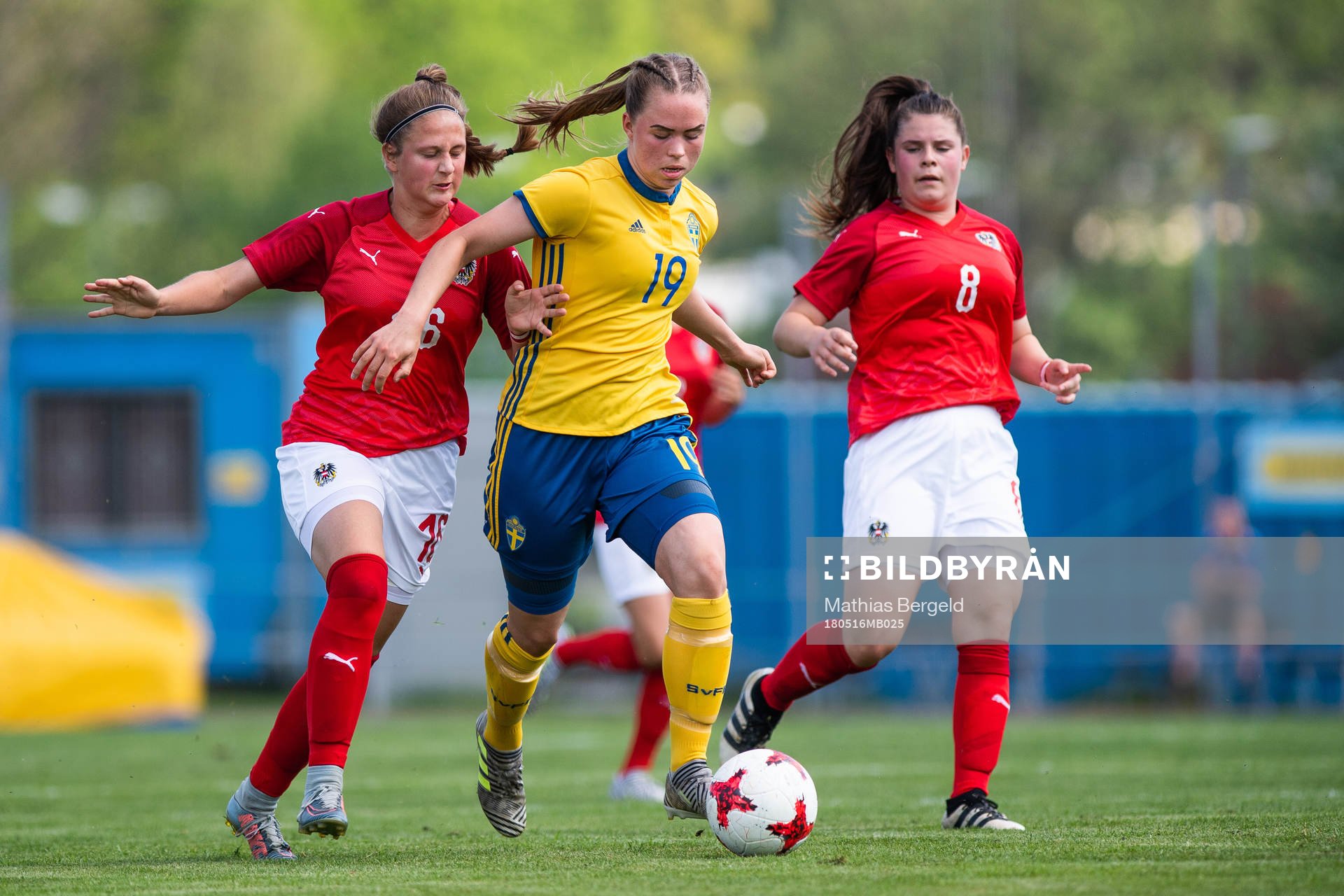 Österrikes Viktoria Sommer i kamp om bollen med Sveriges Hanna Ekengren under fotbollsmatchen i fyrnationsturneringen mellan Österrike och Sverige den 16 maj 2018 i Stenungsund.