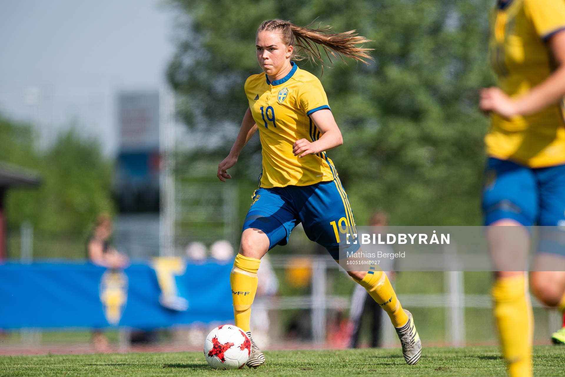 Sveriges Hanna Ekengren driver bollen