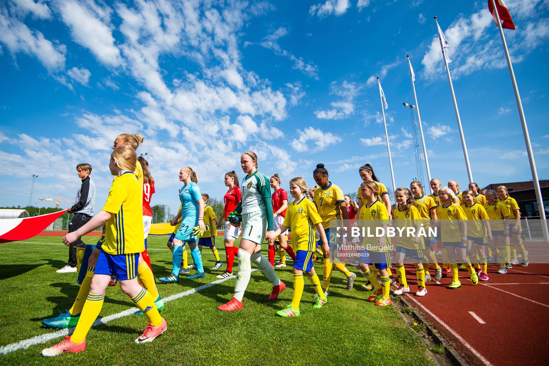 Österrikes och Sveriges spelare går in på plan