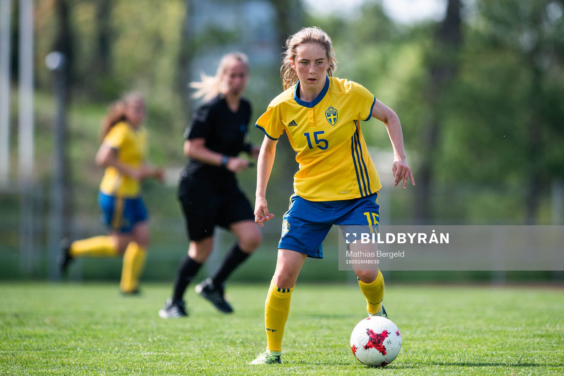 Sveriges Matilda Eriksson Kristell driver bollen under fotbollsmatchen i fyrnationsturneringen mellan Österrike och Sverige den 16 maj 2018 i Stenungsund.