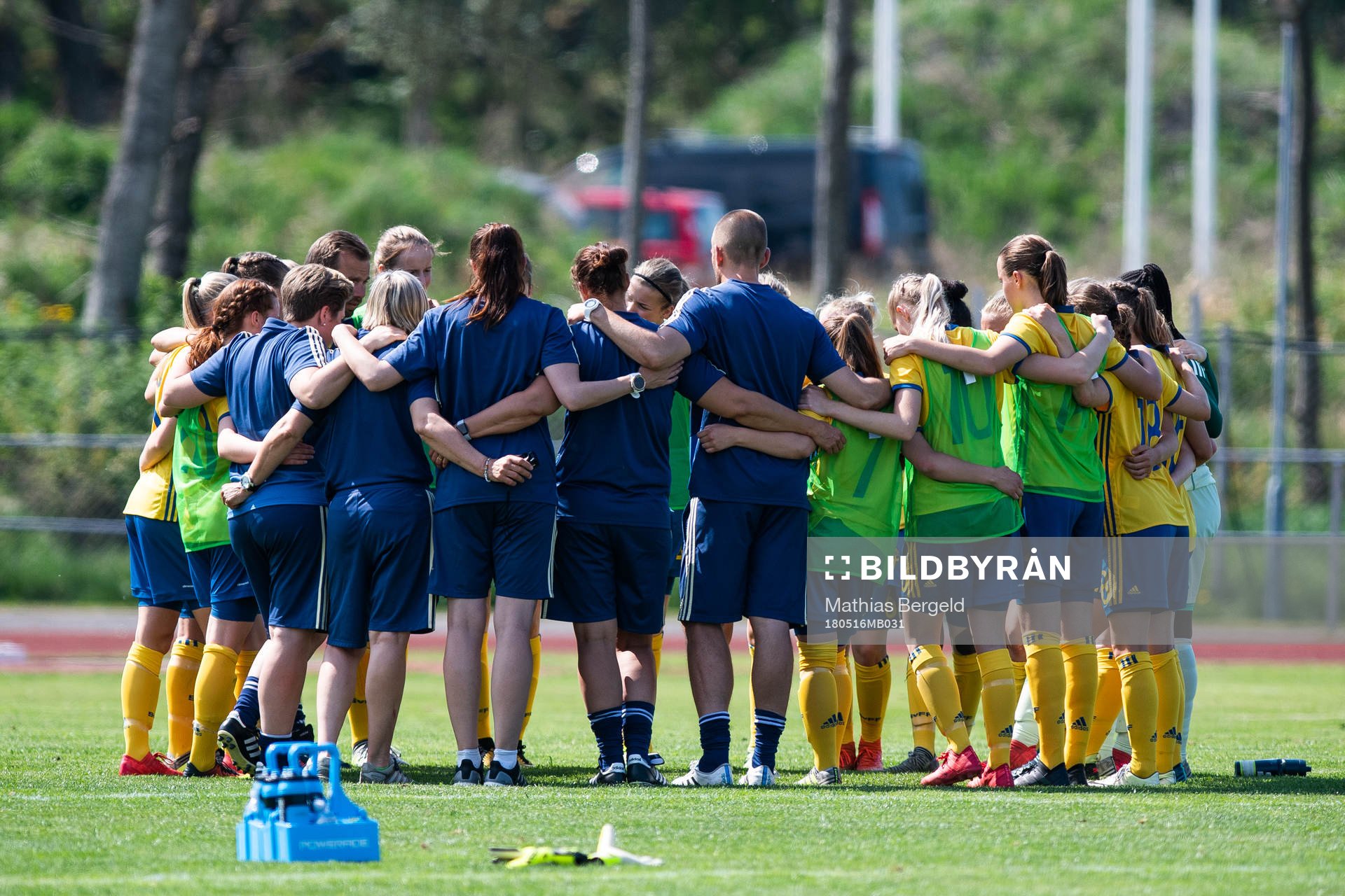 Sveriges spelare och ledare samlade efter fotbollsmatchen i fyrnationsturneringen mellan Österrike och Sverige den 16 maj 2018 i Stenungsund.