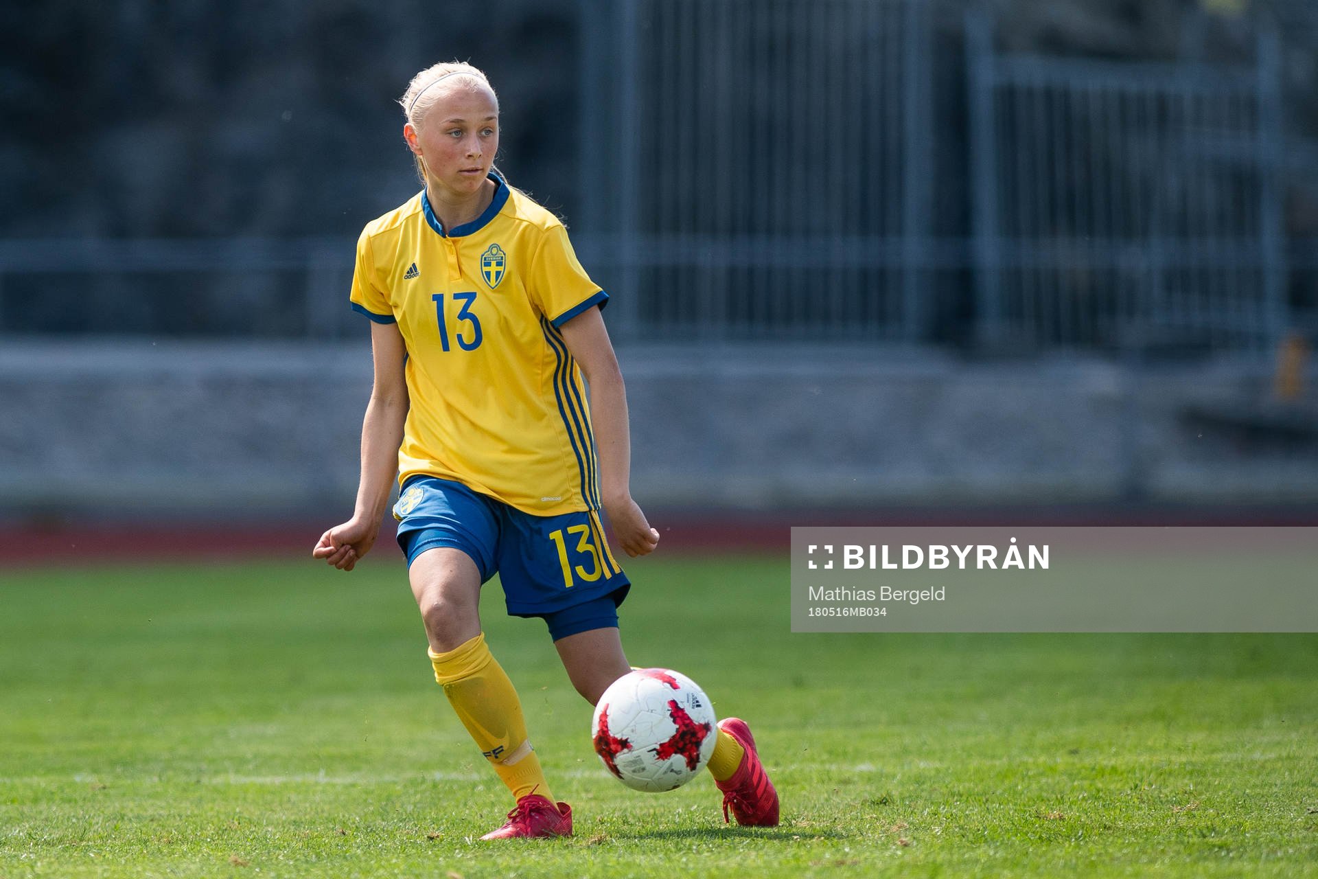 Sveriges Hanna Gunnarsson driver bollen