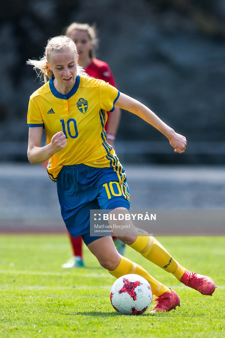 Sveriges Hanna Stokki driver bollen