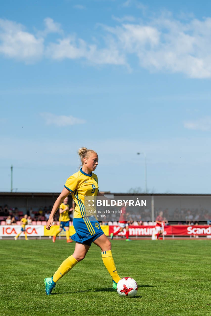 Sveriges Hanna Bennison driver bollen