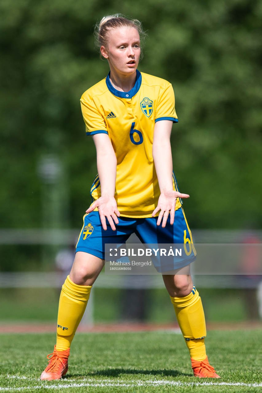 Sveriges Thea Bergsten gestikulerar