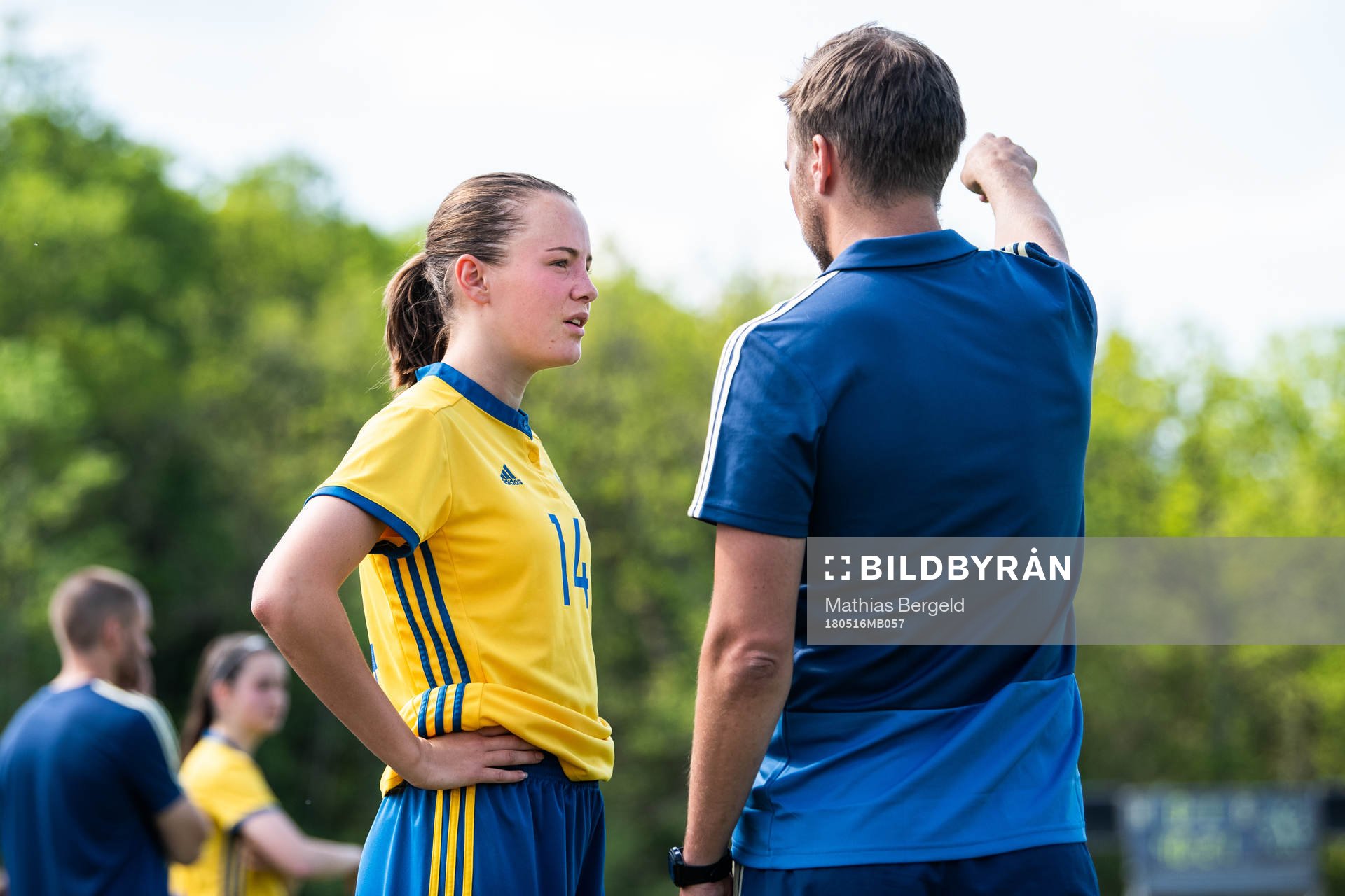 Sveriges Louise Matsgård får instruktioner av förbundskapten Pär Lagerström i halvtidspaus under fotbollsmatchen i fyrnationsturneringen mellan Österrike och Sverige den 16 maj 2018 i Stenungsund.