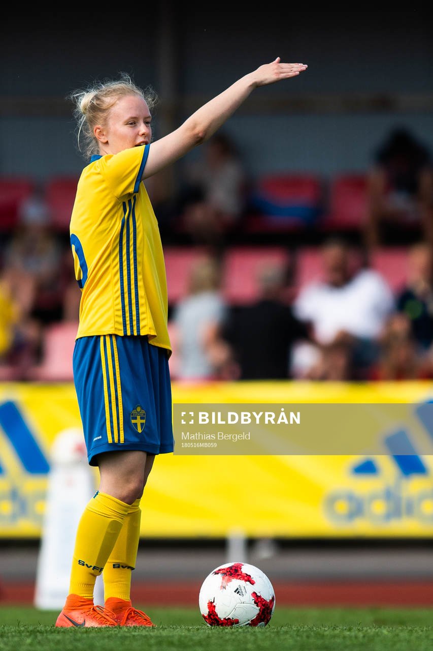 Sveriges Thea Bergsten gestikulerar