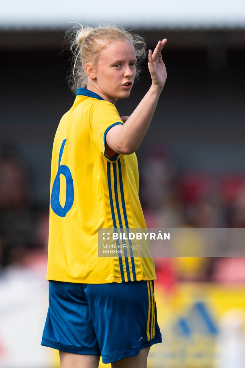 Sveriges Thea Bergsten gestikulerar