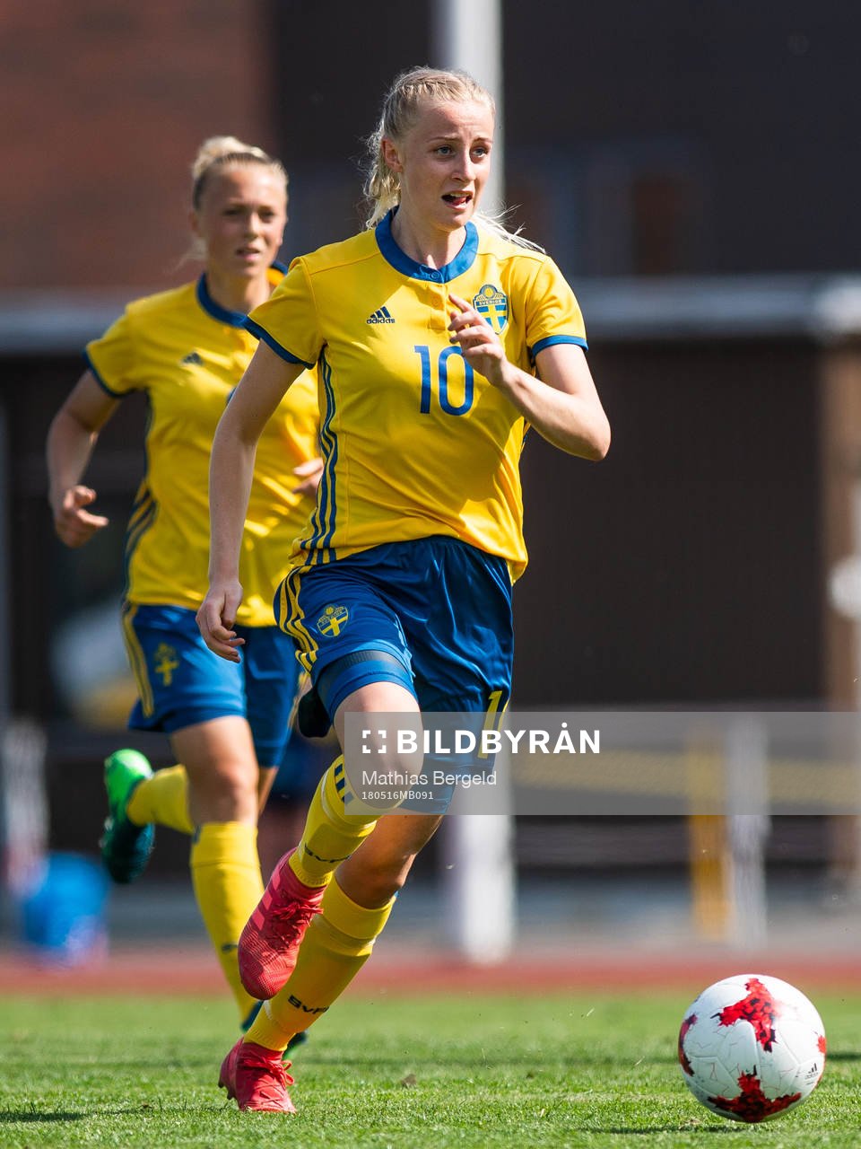 Sveriges Hanna Stokki driver bollen
