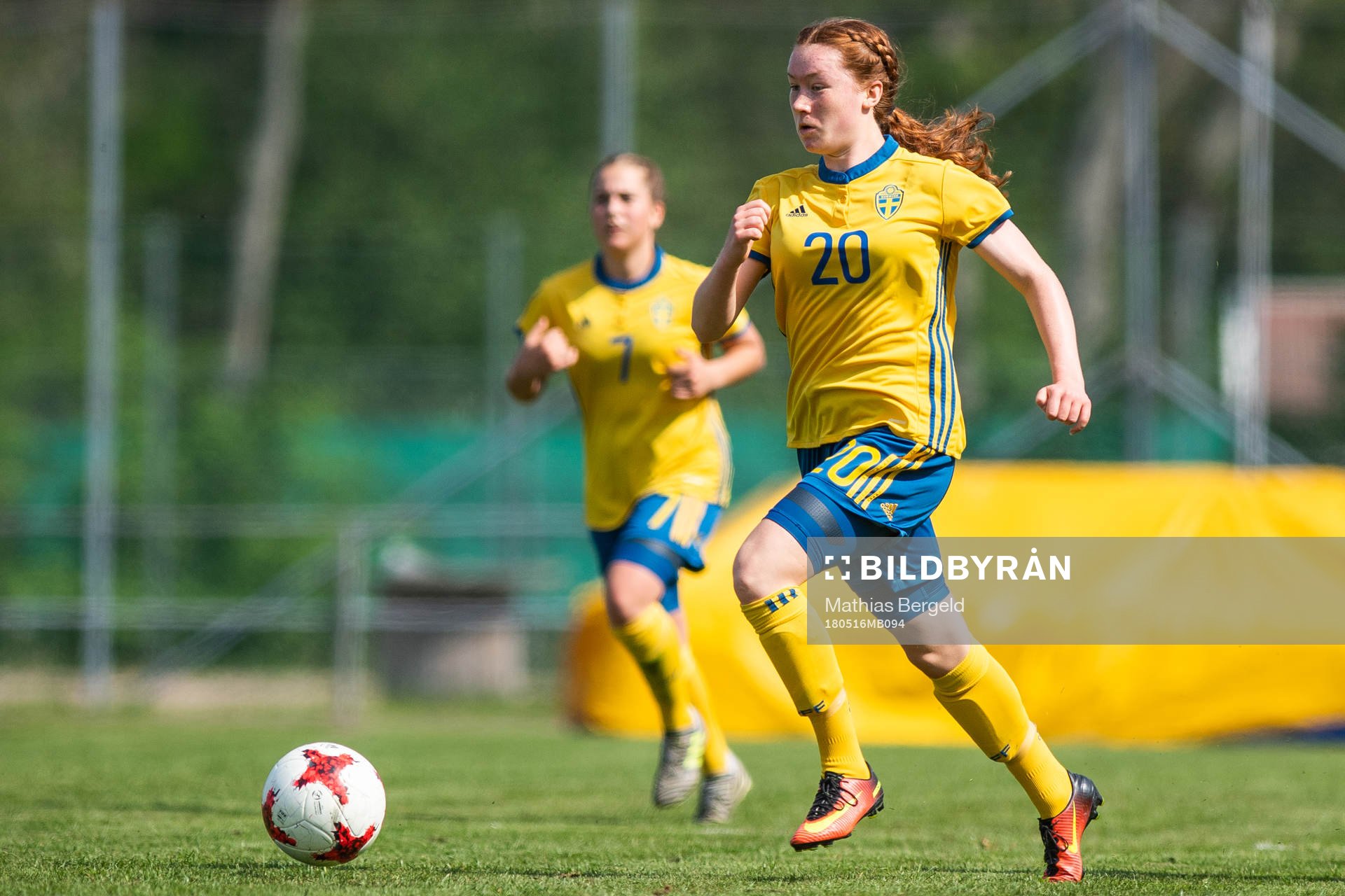 Sveriges Ella Reidy driver bollen under fotbollsmatchen i fyrnationsturneringen mellan Österrike och Sverige den 16 maj 2018 i Stenungsund.
