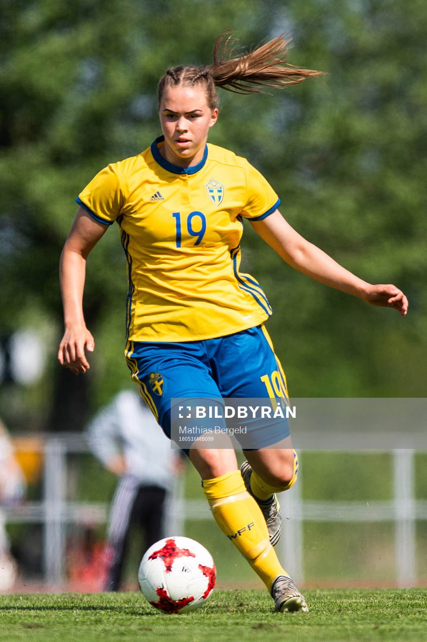 Sveriges Hanna Ekengren driver bollen