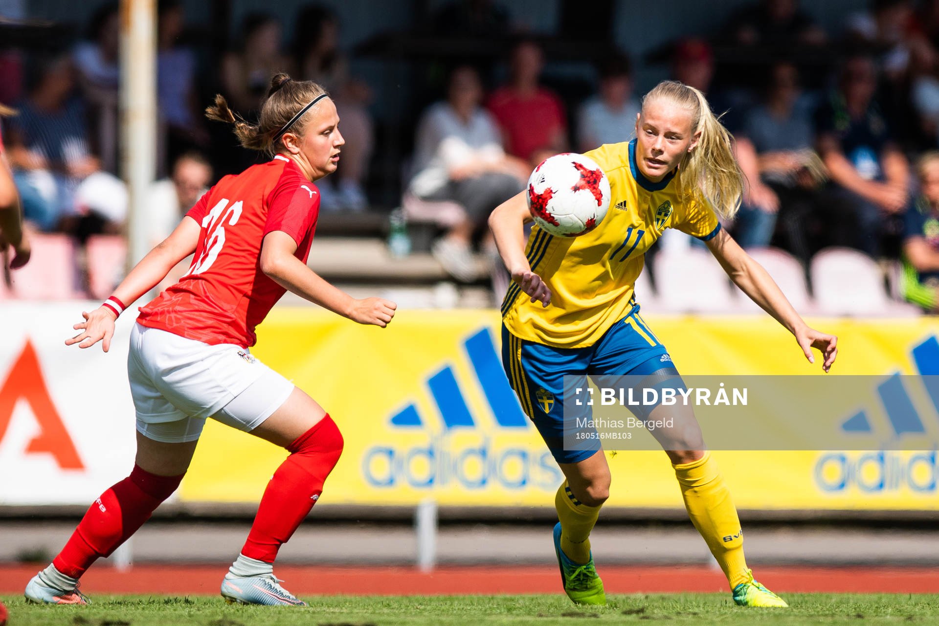 Österrikes Viktoria Sommer och Sveriges Nina Koppang under fotbollsmatchen i fyrnationsturneringen mellan Österrike och Sverige den 16 maj 2018 i Stenungsund.