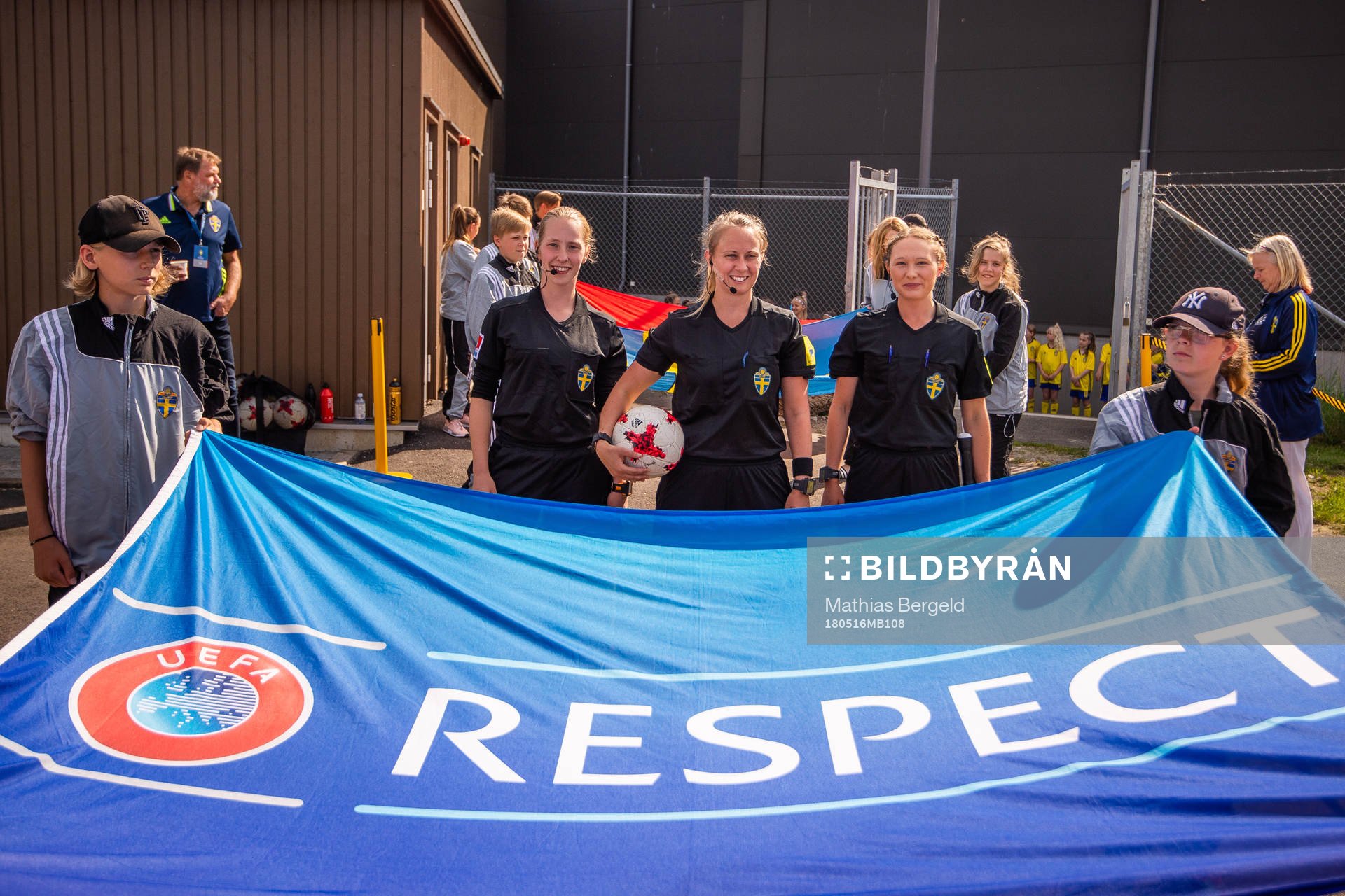 Domare Sandra Almqvist (mitten) och de assisterande domarna Viktoria Månsson samt Ida Kellström står bakom en UEFA-flagga med texten respect inför fotbollsmatchen i fyrnationsturneringen mellan Österrike och Sverige den 16 maj 2018 i Stenungsund.