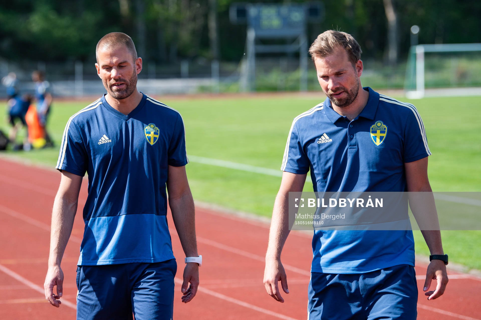 Sveriges assisterande förbundskapten Ulf Kristiansson och förbundskapten Pär Lagerström inför fotbollsmatchen i fyrnationsturneringen mellan Österrike och Sverige den 16 maj 2018 i Stenungsund.